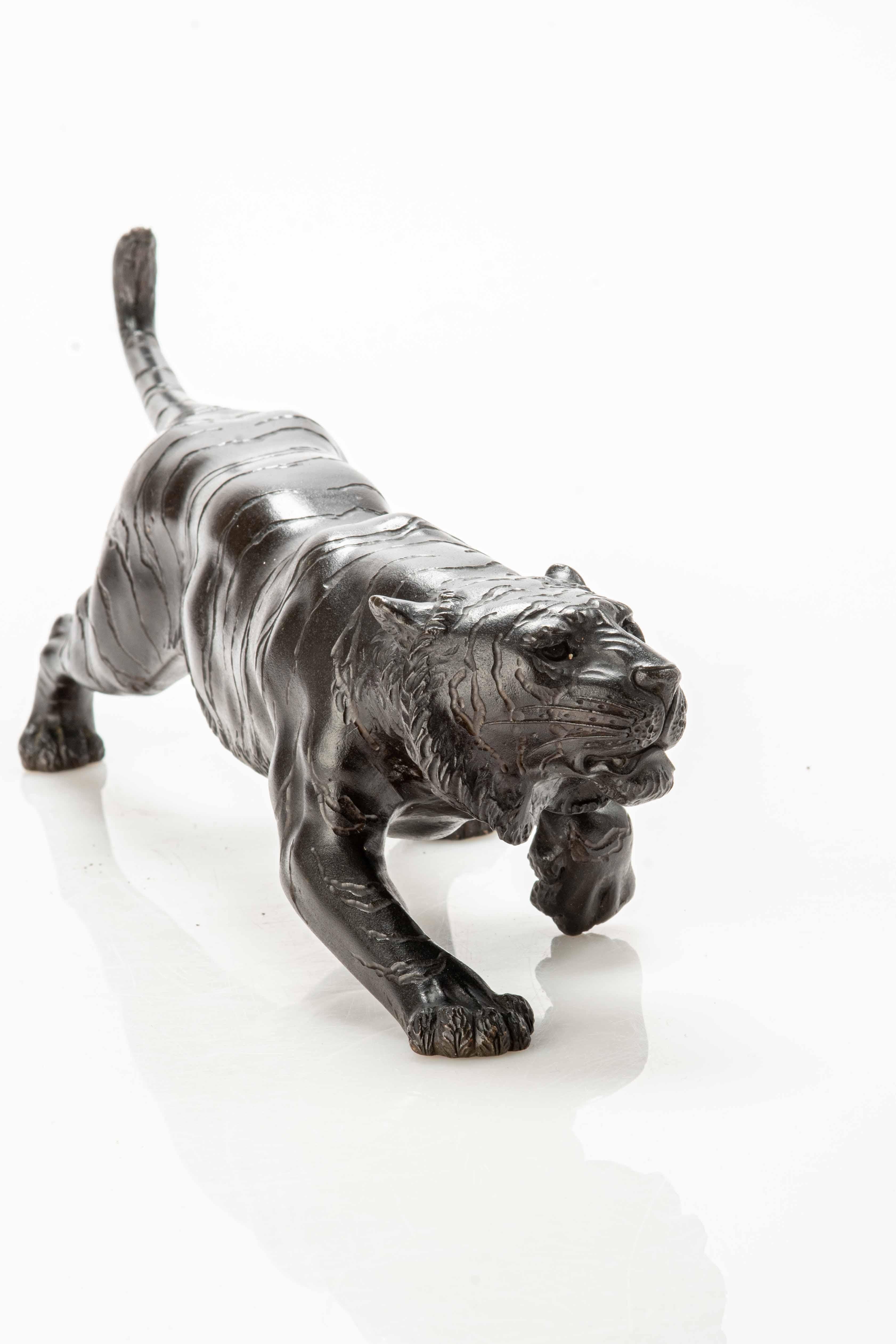 A Japanese bronze okimono depicting the study of a tiger In Excellent Condition For Sale In Milano, IT
