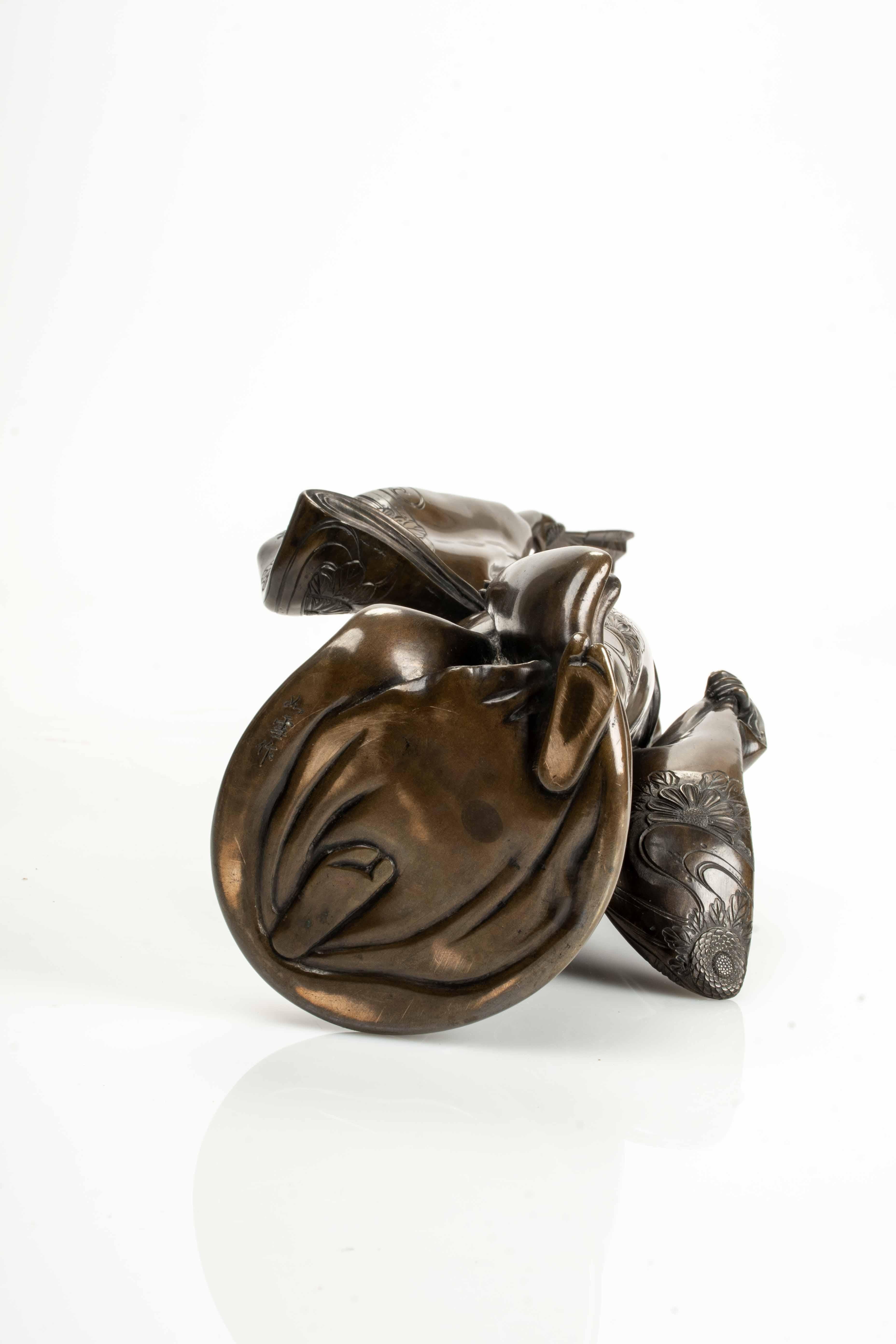 A Japanese bronze sculpture depicting a dancer with fan in vendita 4