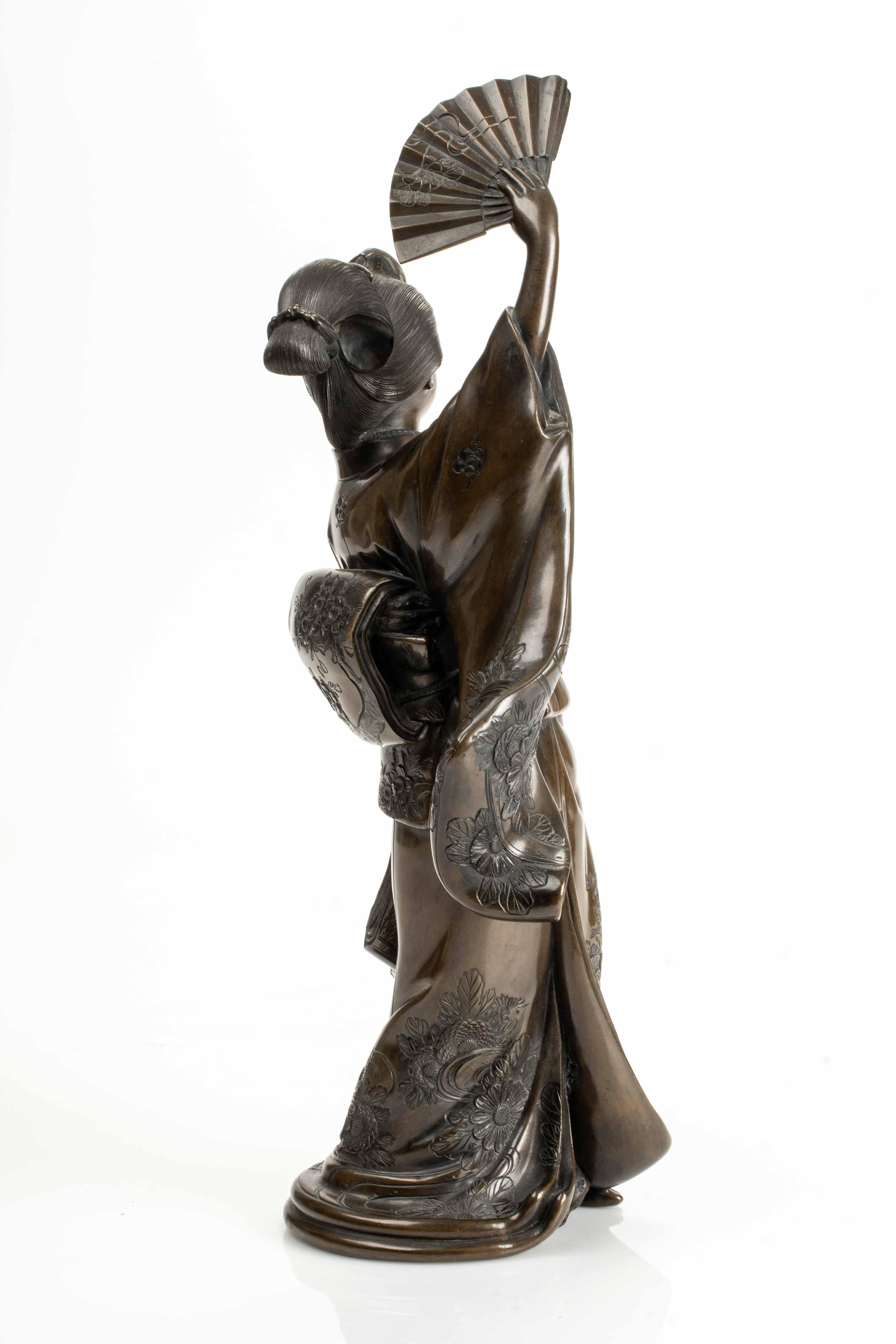 Oggetti in metallo A Japanese bronze sculpture depicting a dancer with fan in vendita