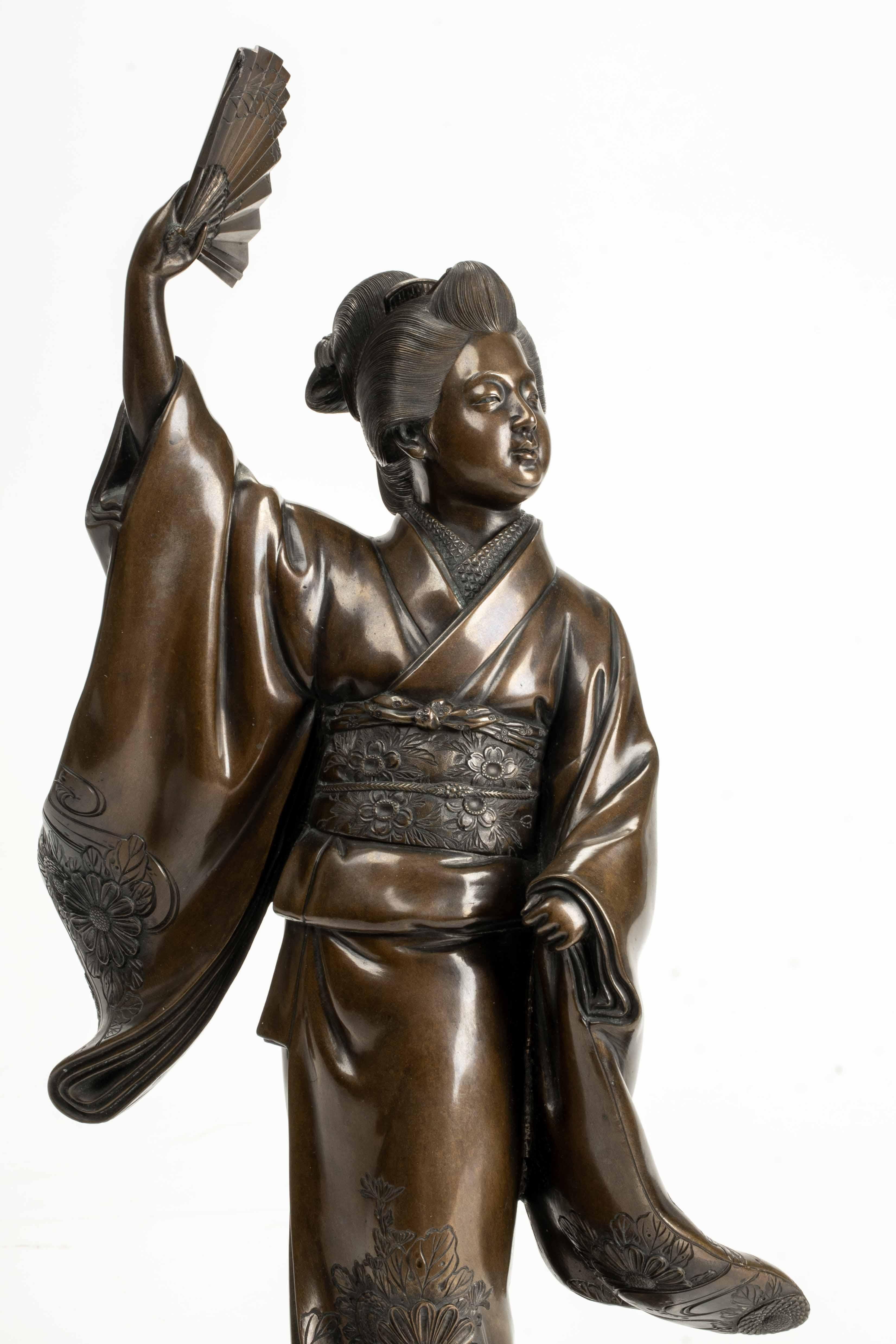 A Japanese bronze sculpture depicting a dancer with fan In condizioni ottime in vendita a Milano, IT