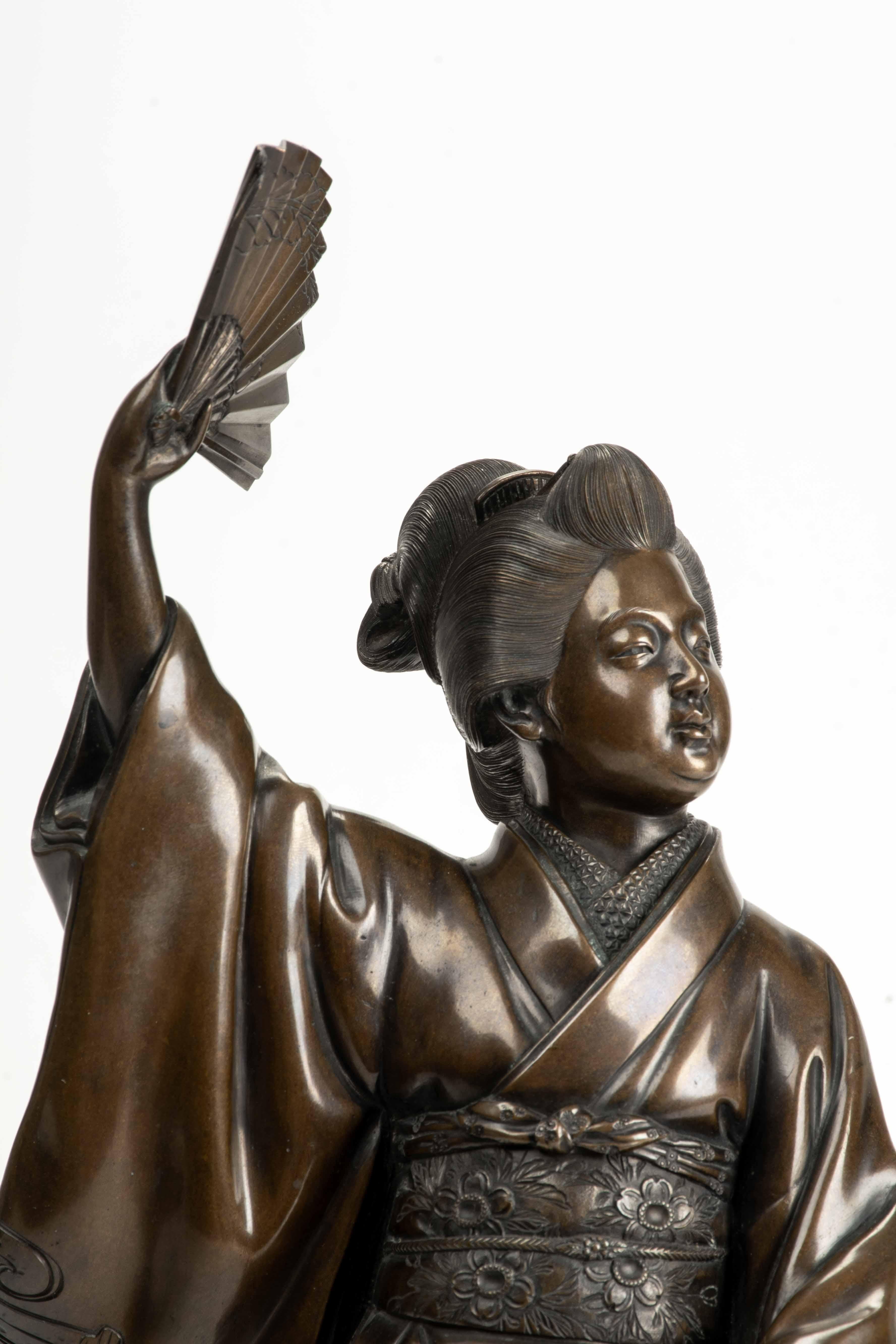 19th Century A Japanese bronze sculpture depicting a dancer with fan in vendita