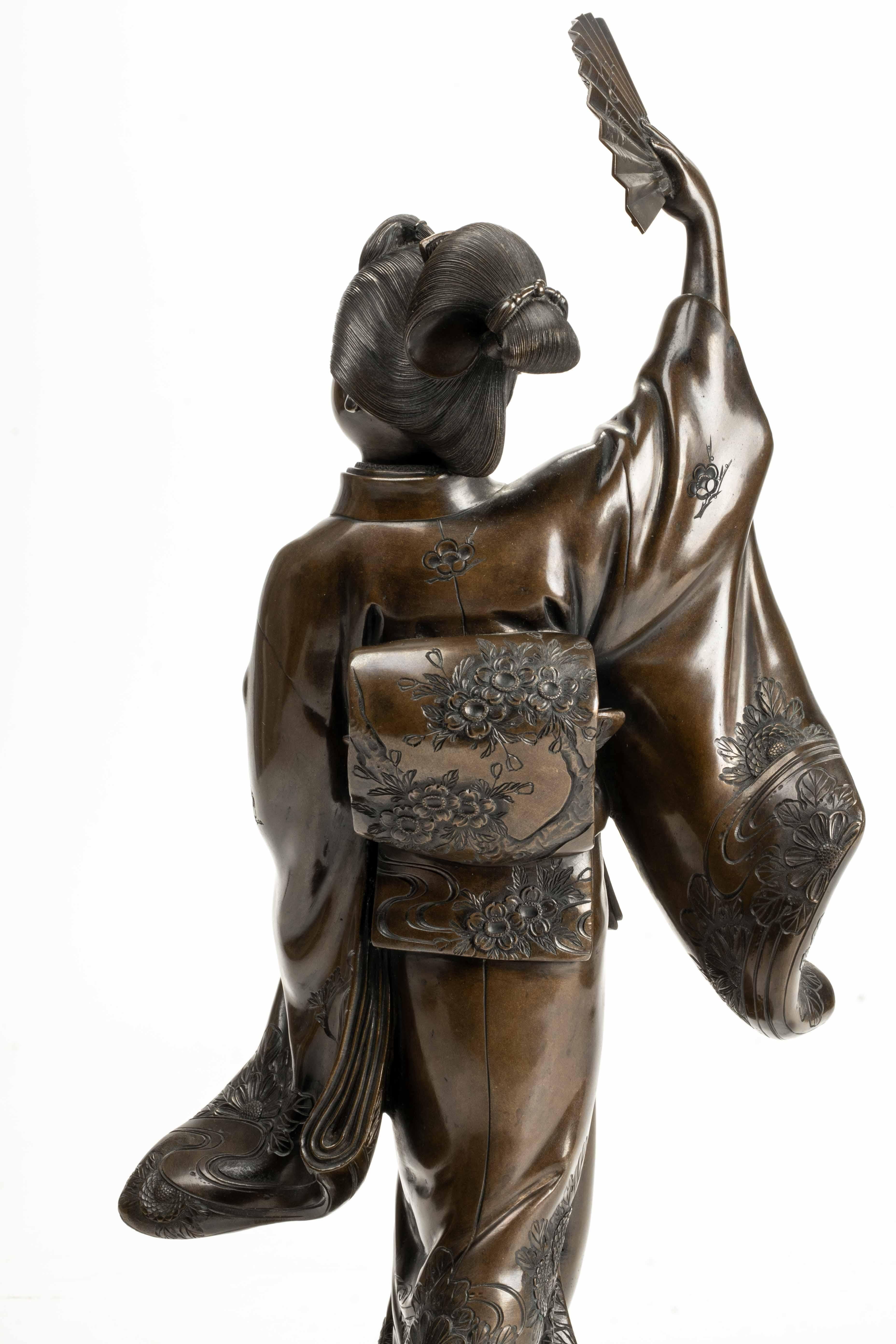A Japanese bronze sculpture depicting a dancer with fan in vendita 1