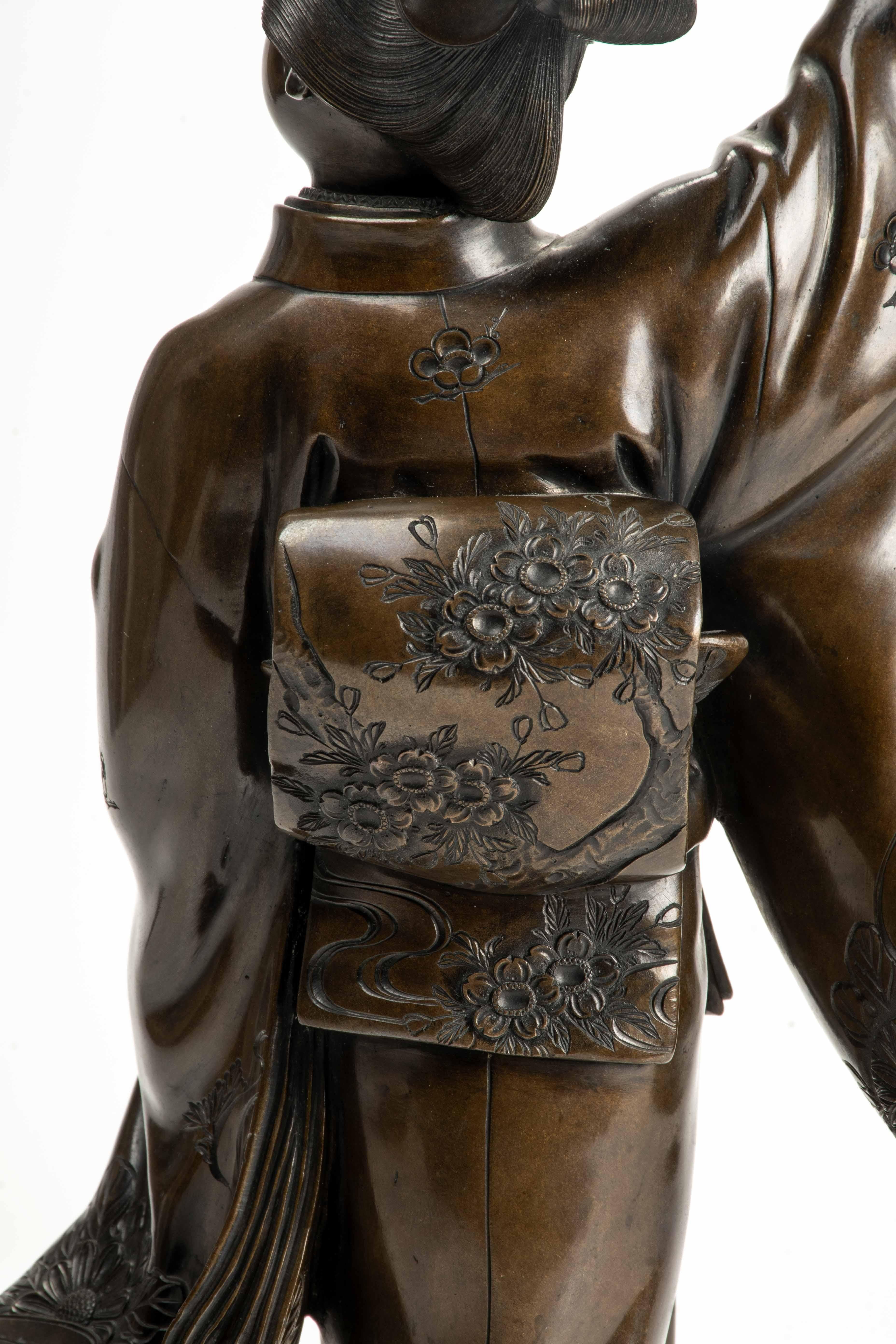 A Japanese bronze sculpture depicting a dancer with fan in vendita 2