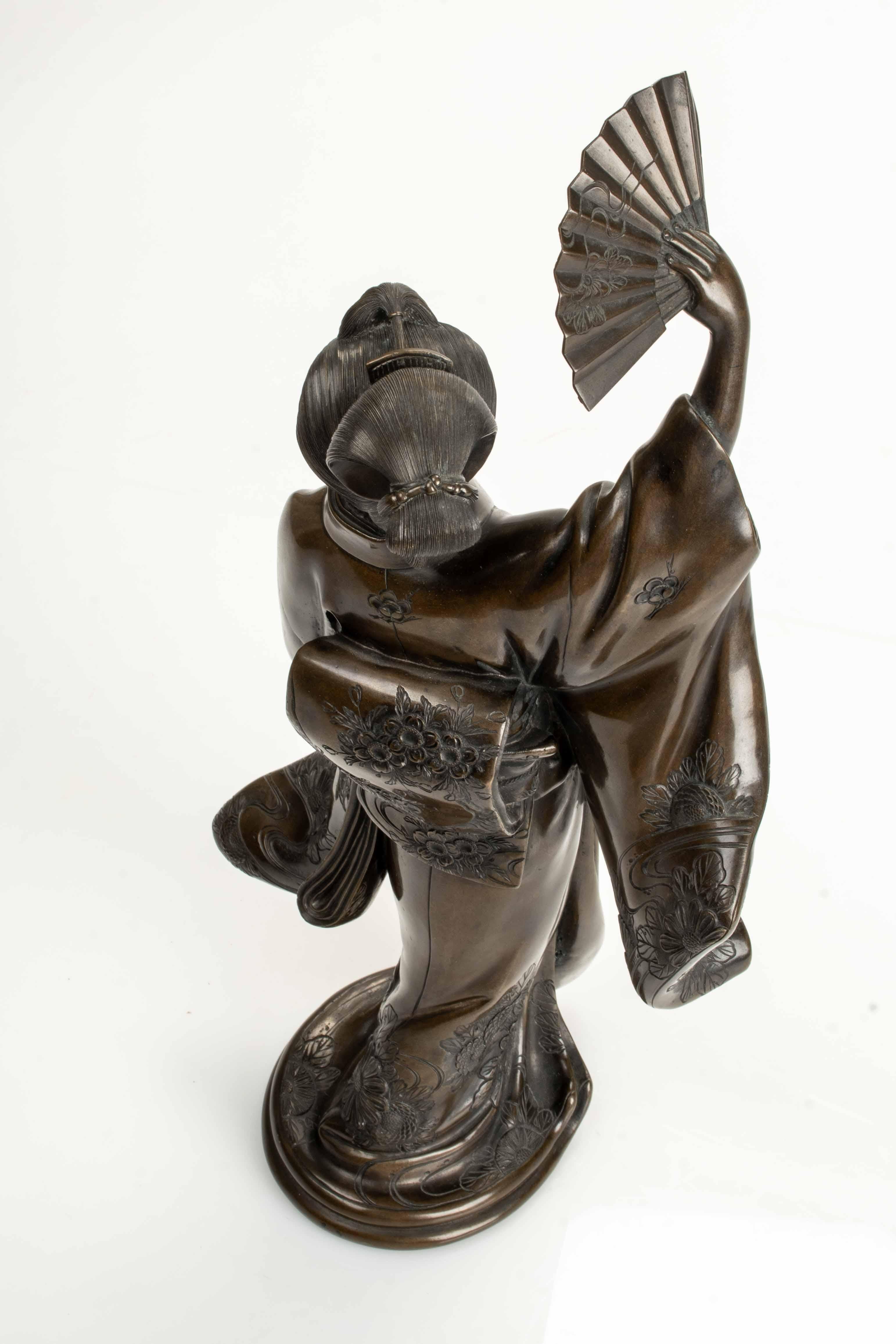 A Japanese bronze sculpture depicting a dancer with fan in vendita 3