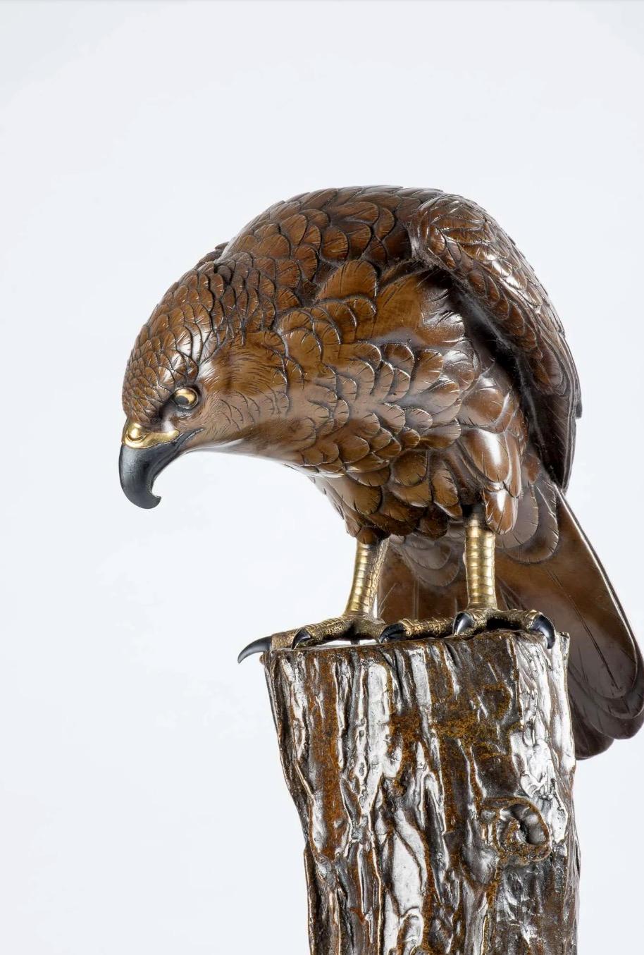 Japonisme A Japanese bronze sculpture depicting a falcon, signed by Kōmin For Sale