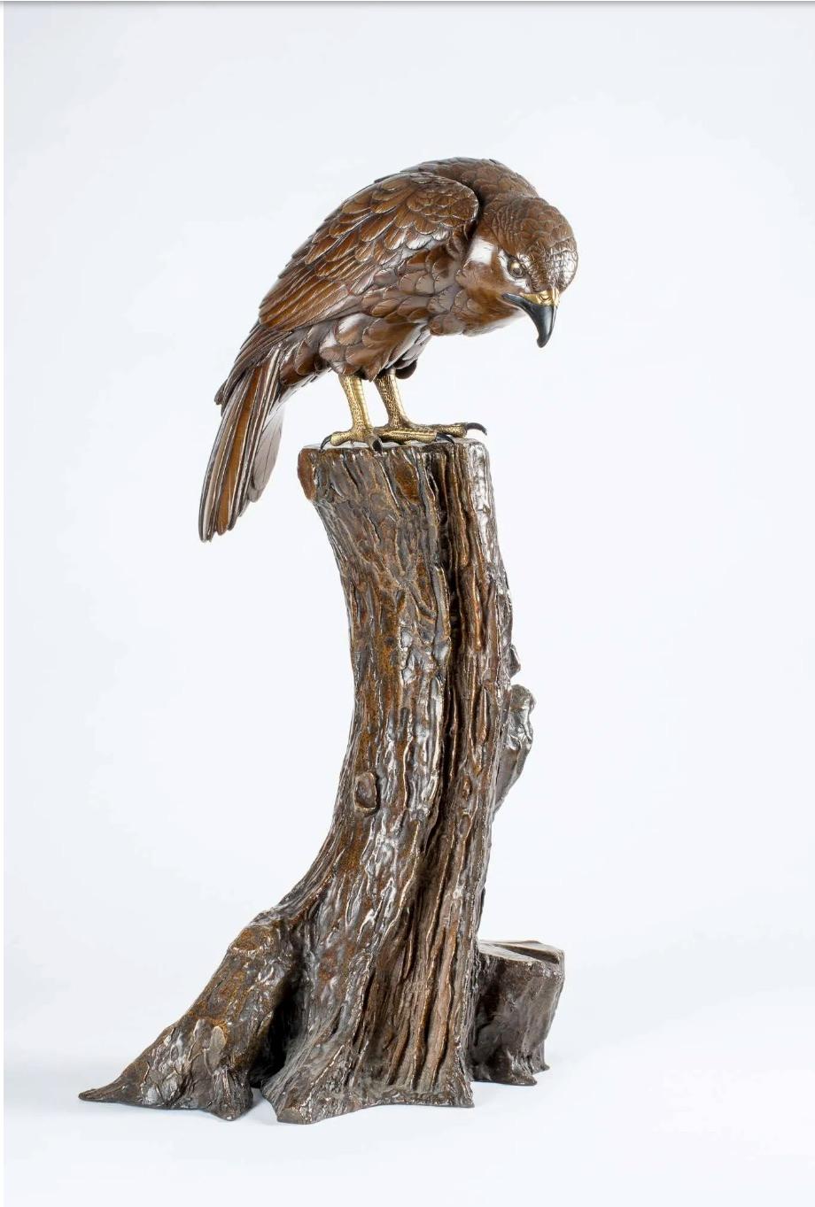 A Japanese bronze sculpture depicting a falcon, signed by Kōmin In Excellent Condition For Sale In Milano, IT
