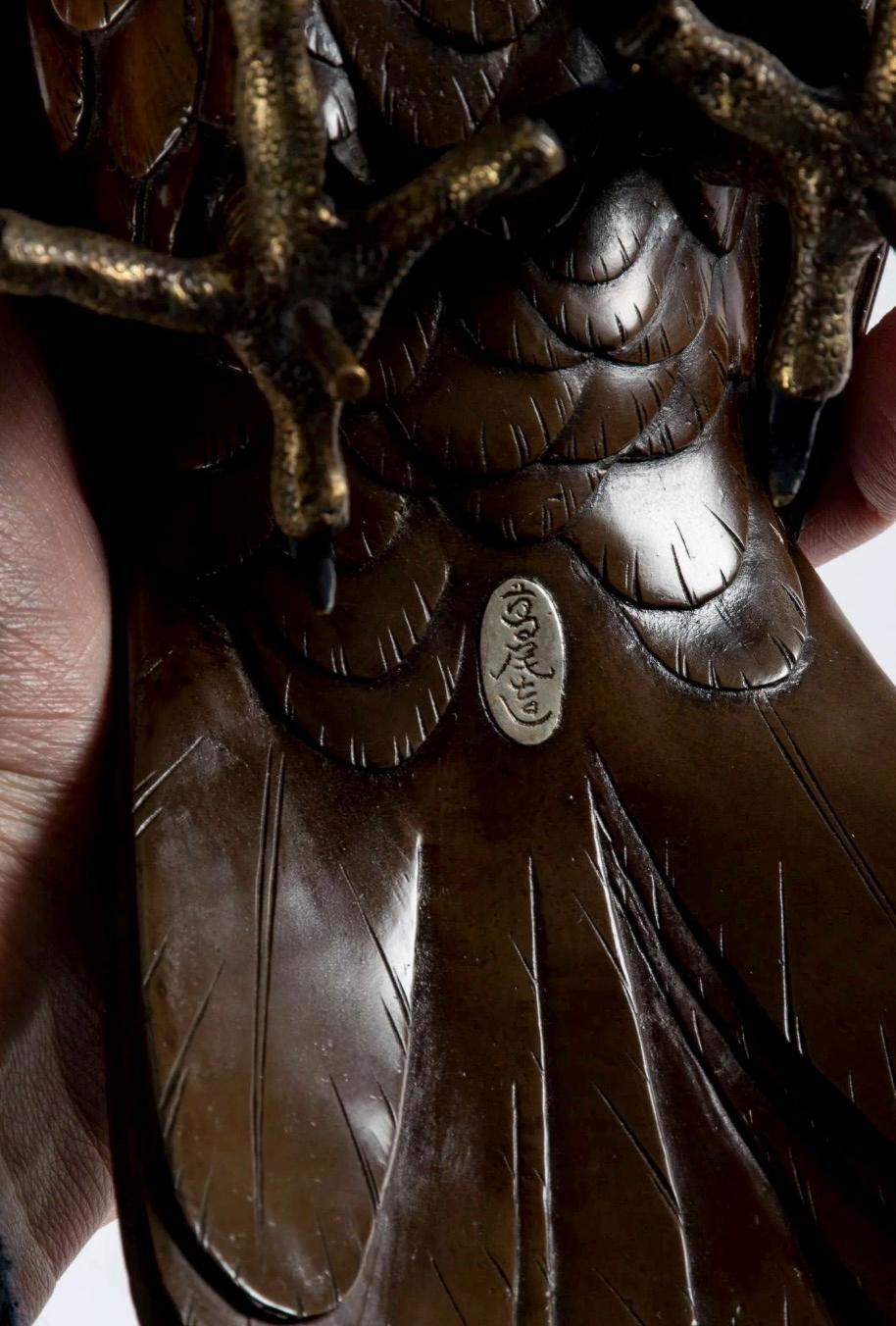 Eine japanische Bronzeskulptur, die einen Falken darstellt, signiert von Kōmin im Zustand „Hervorragend“ im Angebot in Milano, IT