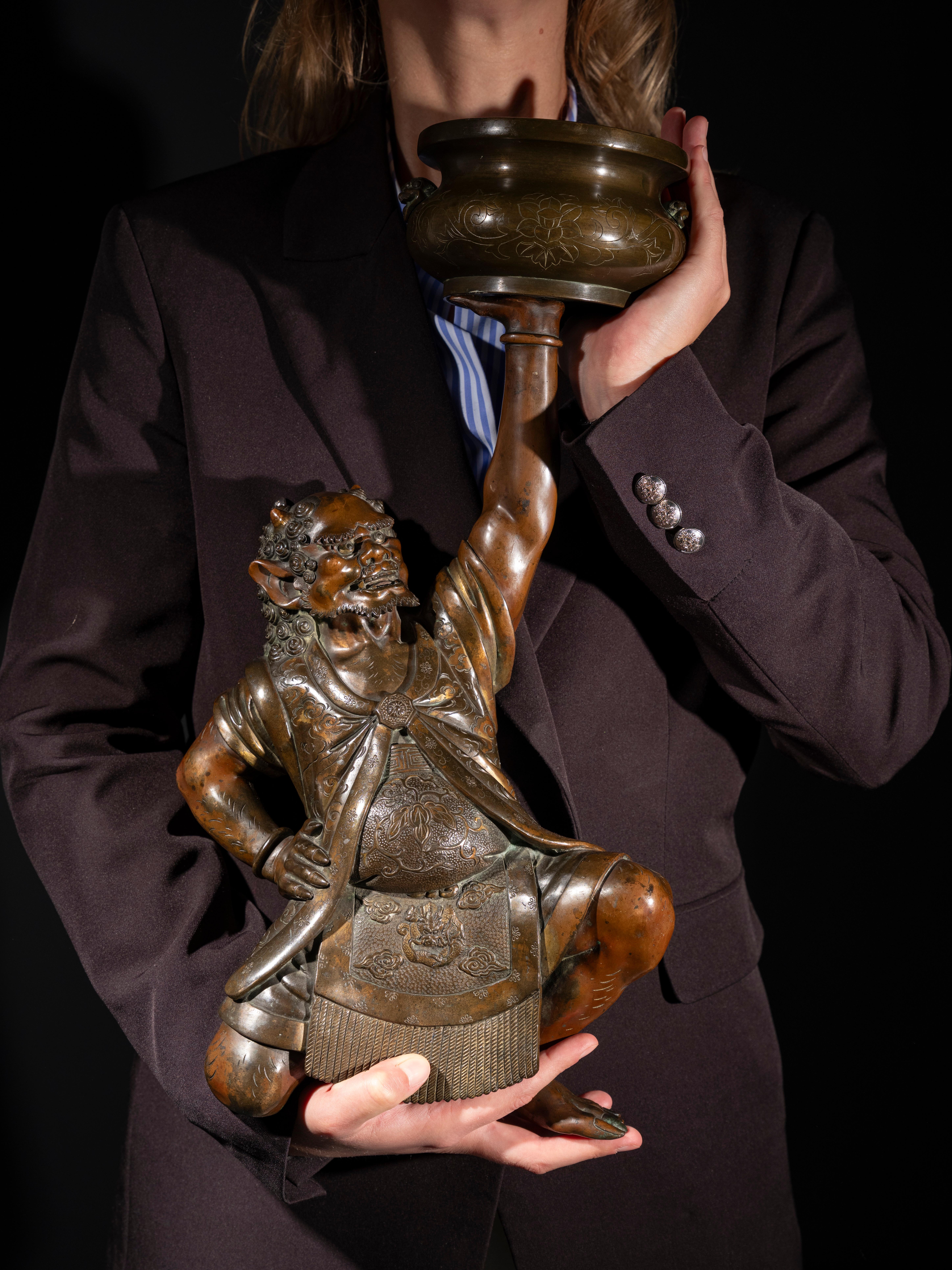 Sculpture japonaise en bronze représentant un oni avec un kōro de cérémonie en vente 3