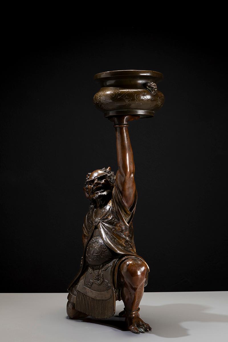 Japanese Sculpture japonaise en bronze représentant un oni avec un kōro de cérémonie en vente