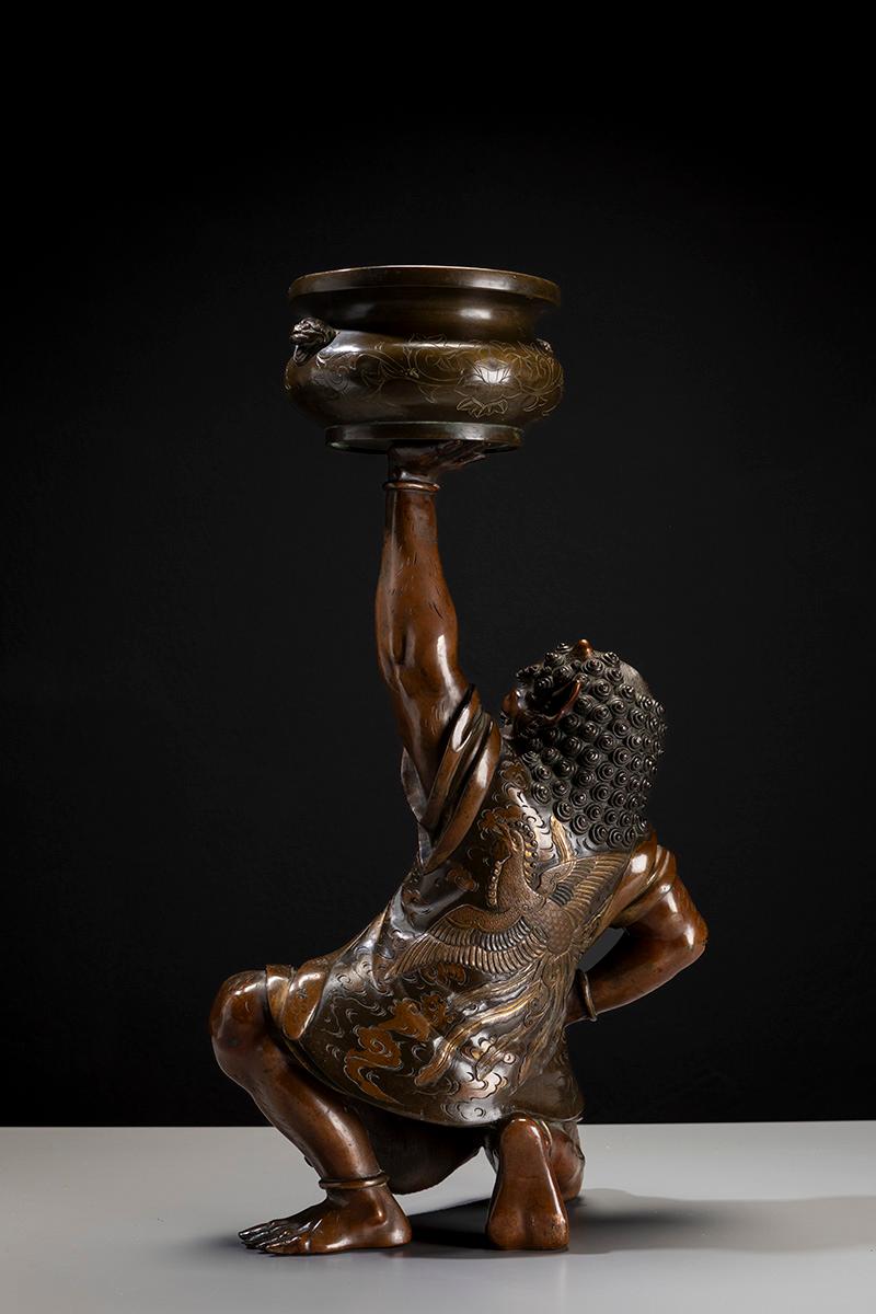 Ferronnerie Sculpture japonaise en bronze représentant un oni avec un kōro de cérémonie en vente