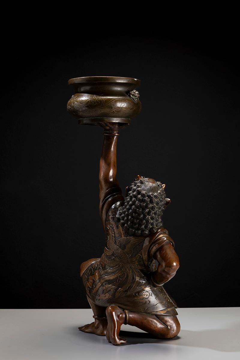 Sculpture japonaise en bronze représentant un oni avec un kōro de cérémonie Excellent état - En vente à Milano, IT
