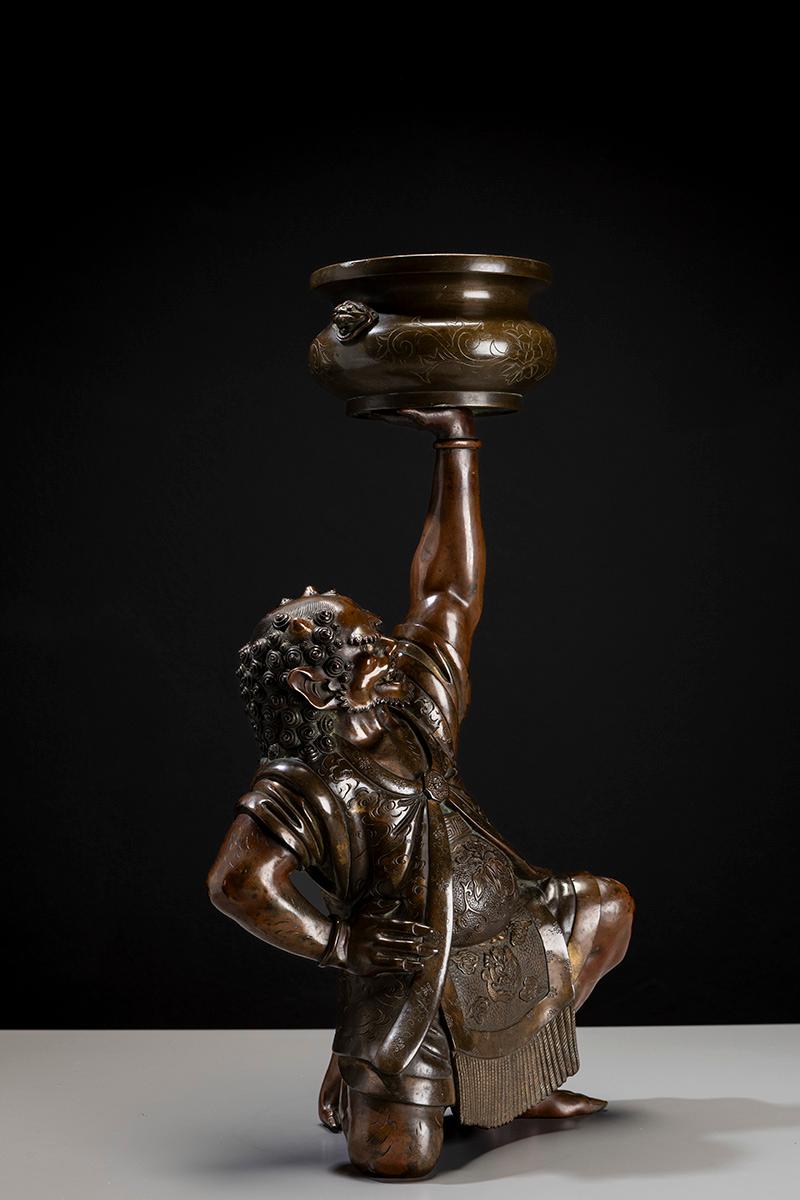 Bronze Sculpture japonaise en bronze représentant un oni avec un kōro de cérémonie en vente