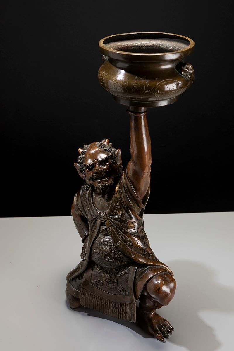 Sculpture japonaise en bronze représentant un oni avec un kōro de cérémonie en vente 1