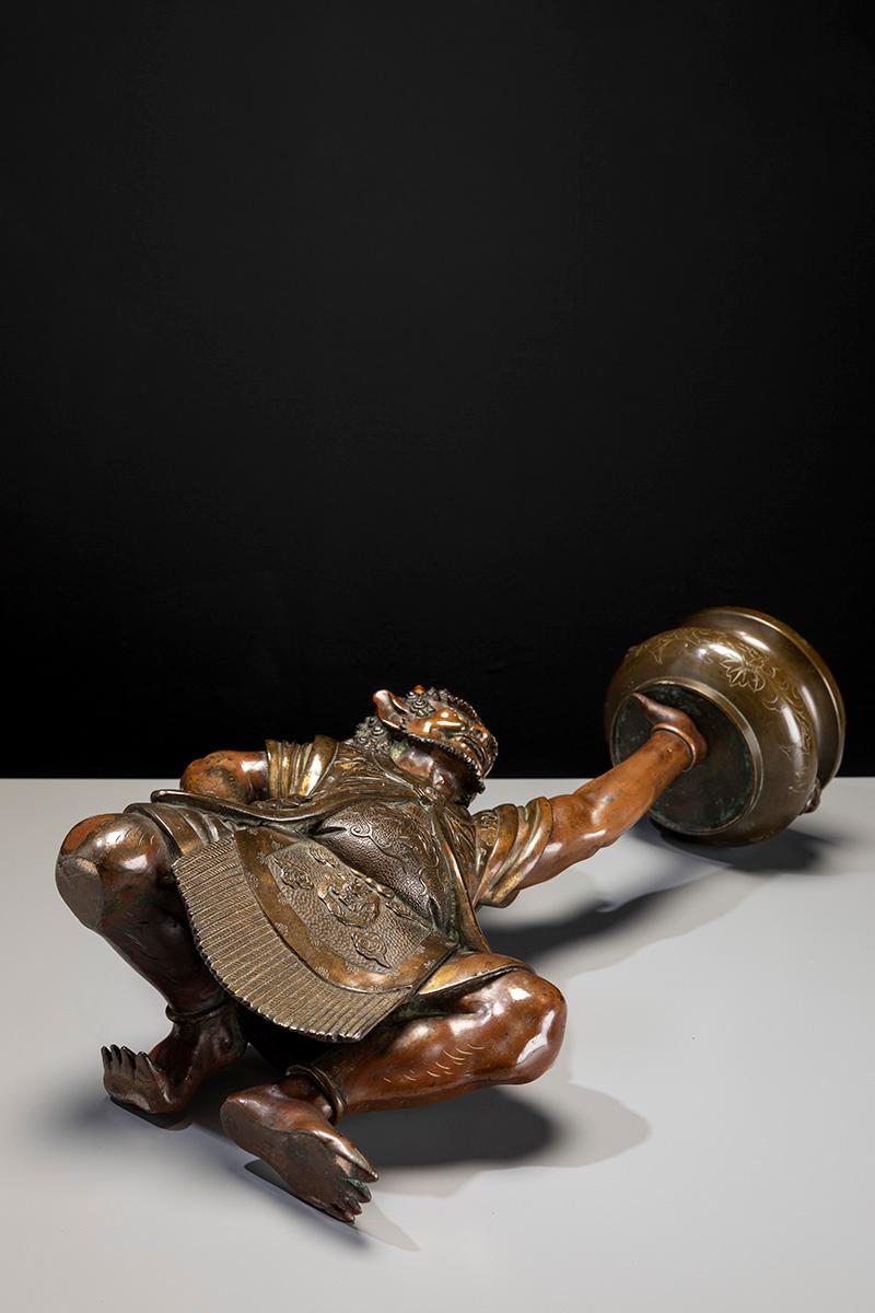Sculpture japonaise en bronze représentant un oni avec un kōro de cérémonie en vente 2