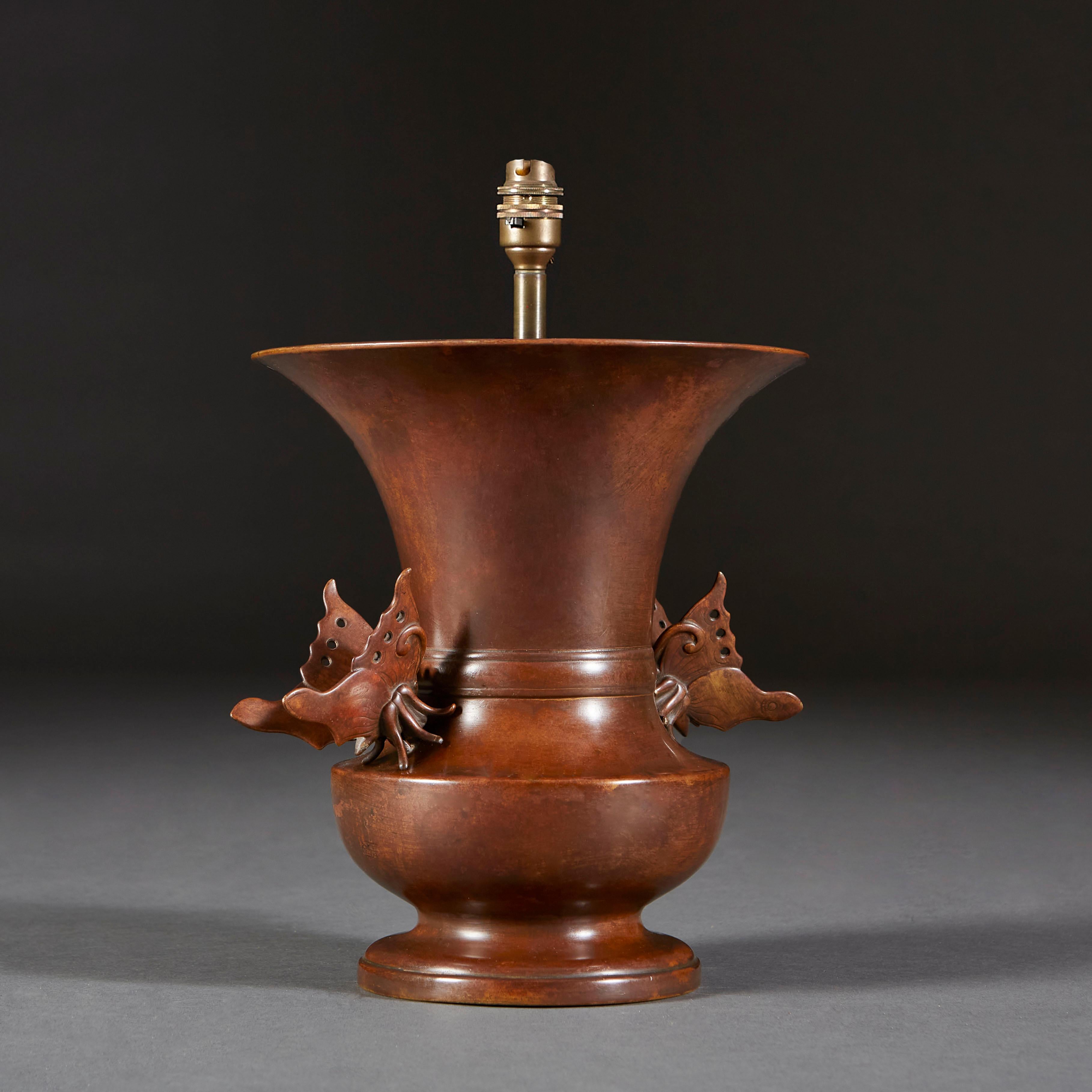 Japonais Vase en bronze japonais à utiliser comme lampe en vente