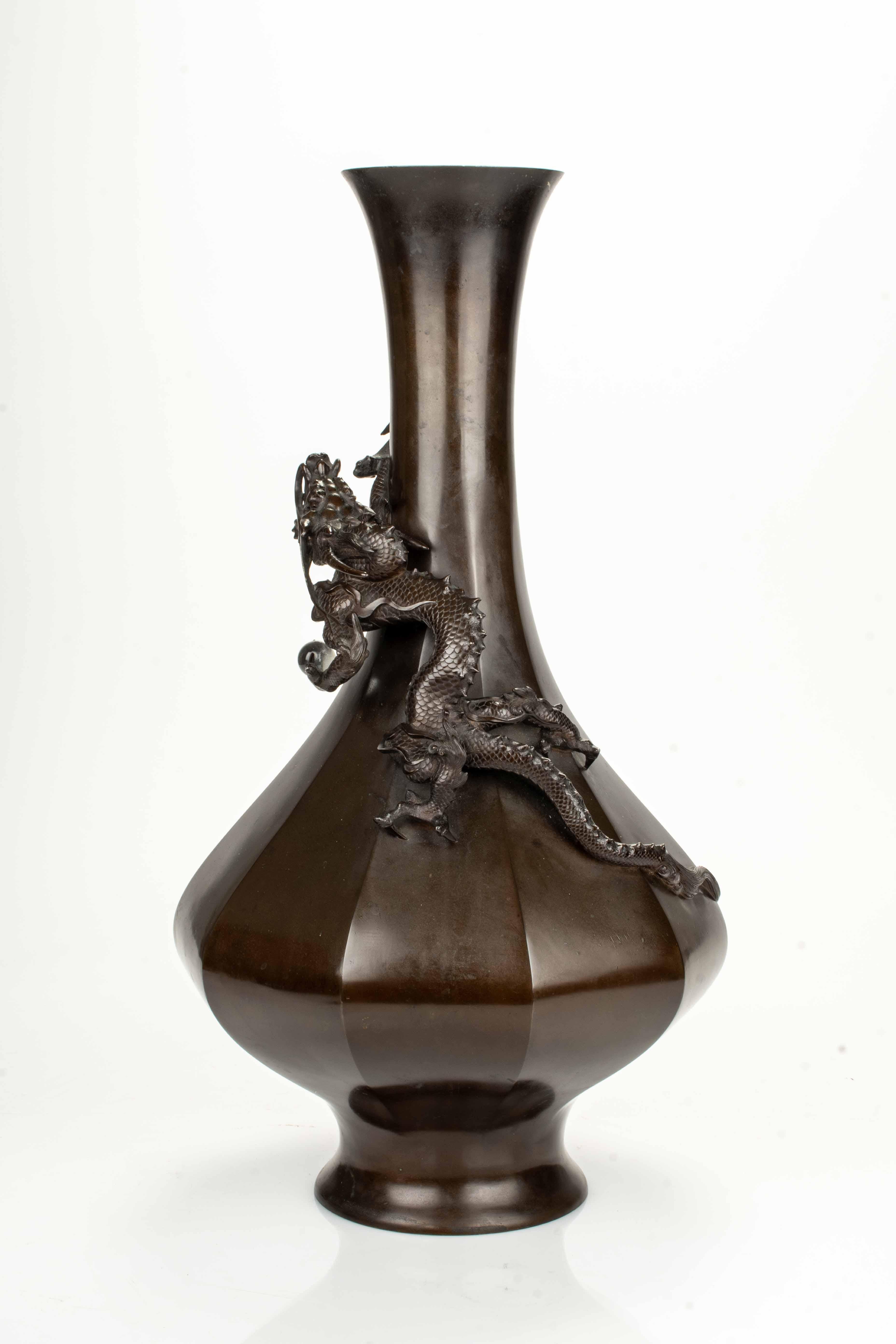 Japanische Bronzevase mit Ryū-Drache im Relief, signiert Maruki Sei (Japanese) im Angebot