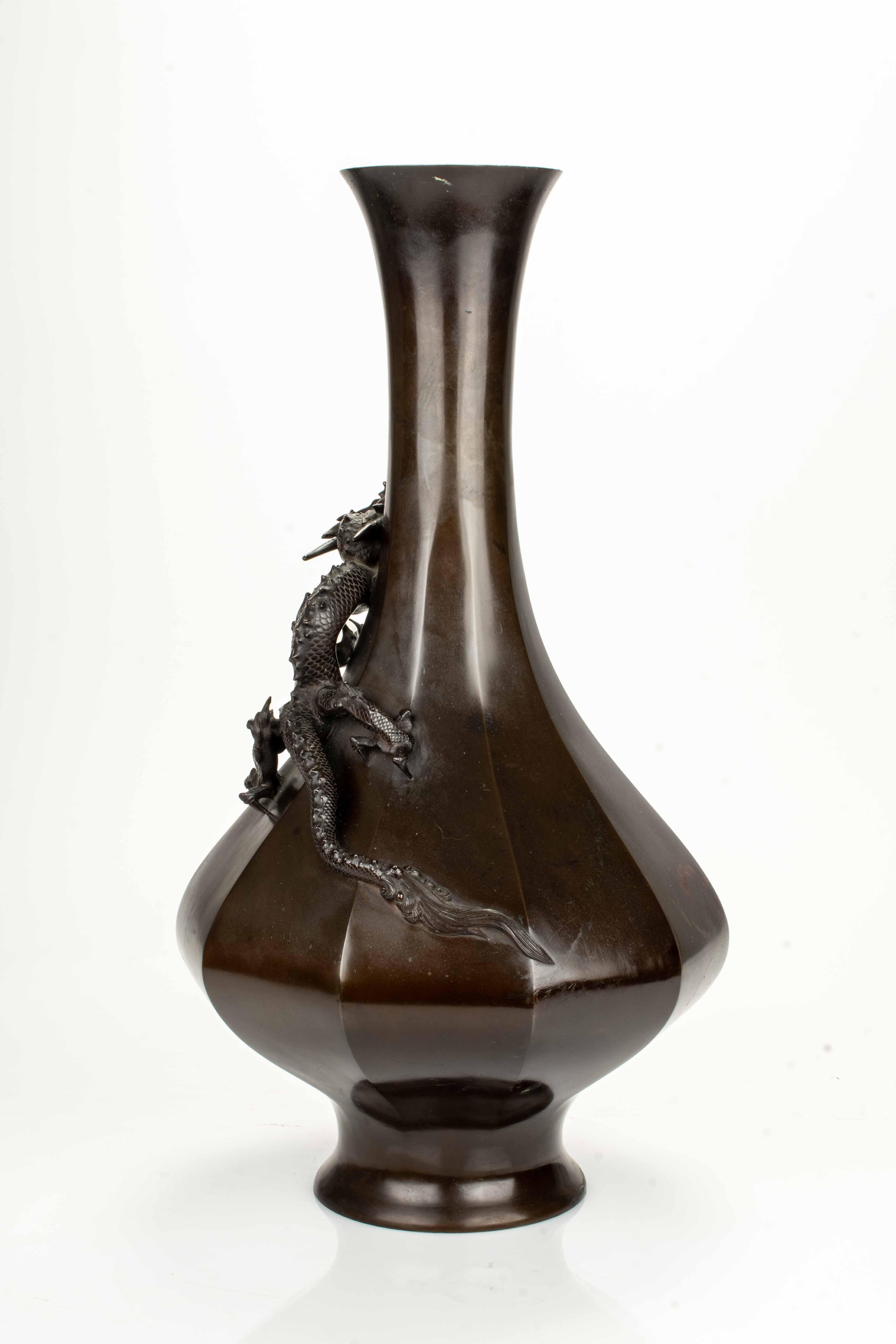 Japanische Bronzevase mit Ryū-Drache im Relief, signiert Maruki Sei (Metallarbeit) im Angebot