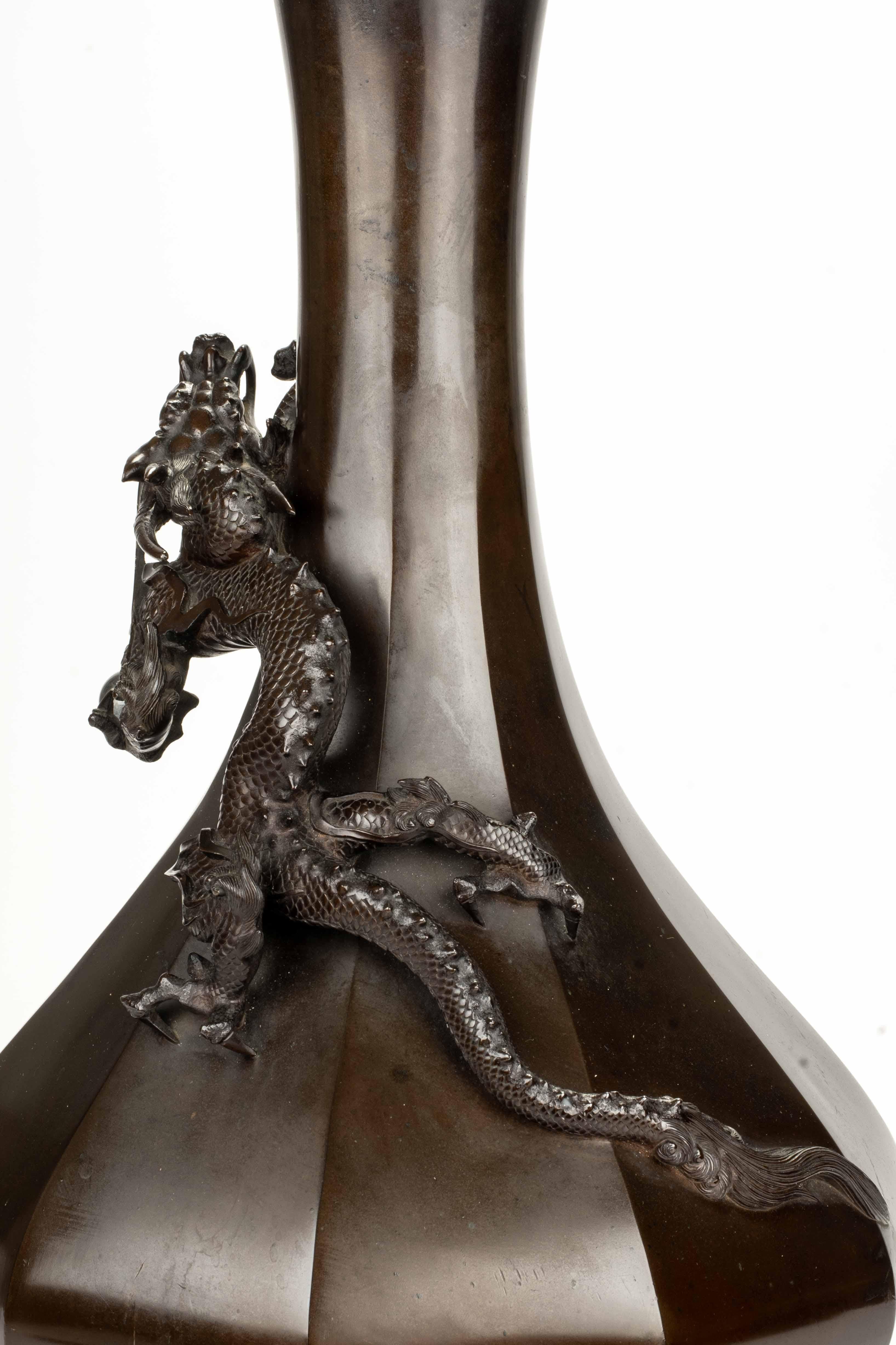 Japanische Bronzevase mit Ryū-Drache im Relief, signiert Maruki Sei (19th Century) im Angebot