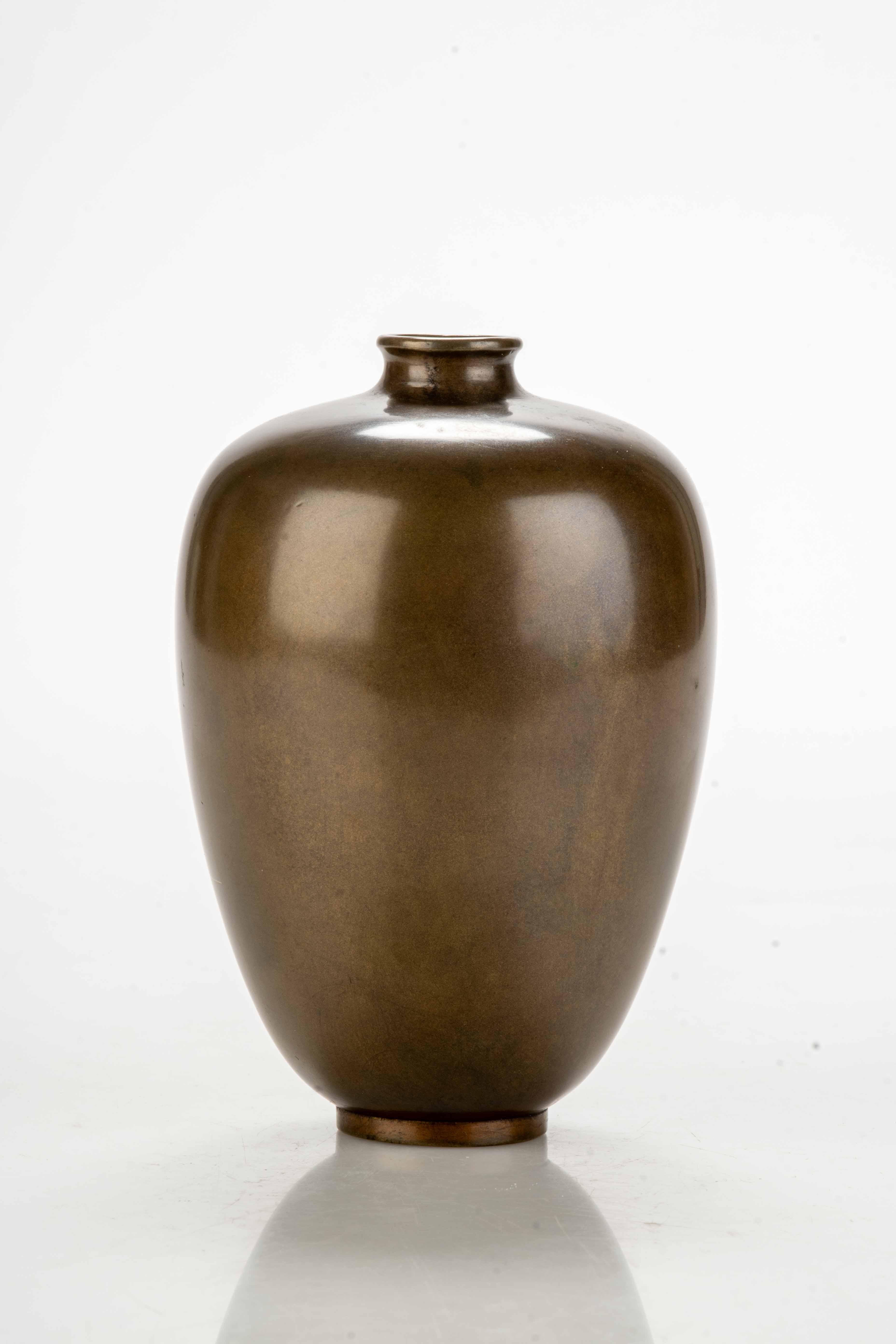 Japonisme A Japanese bronze vase with three egrets For Sale