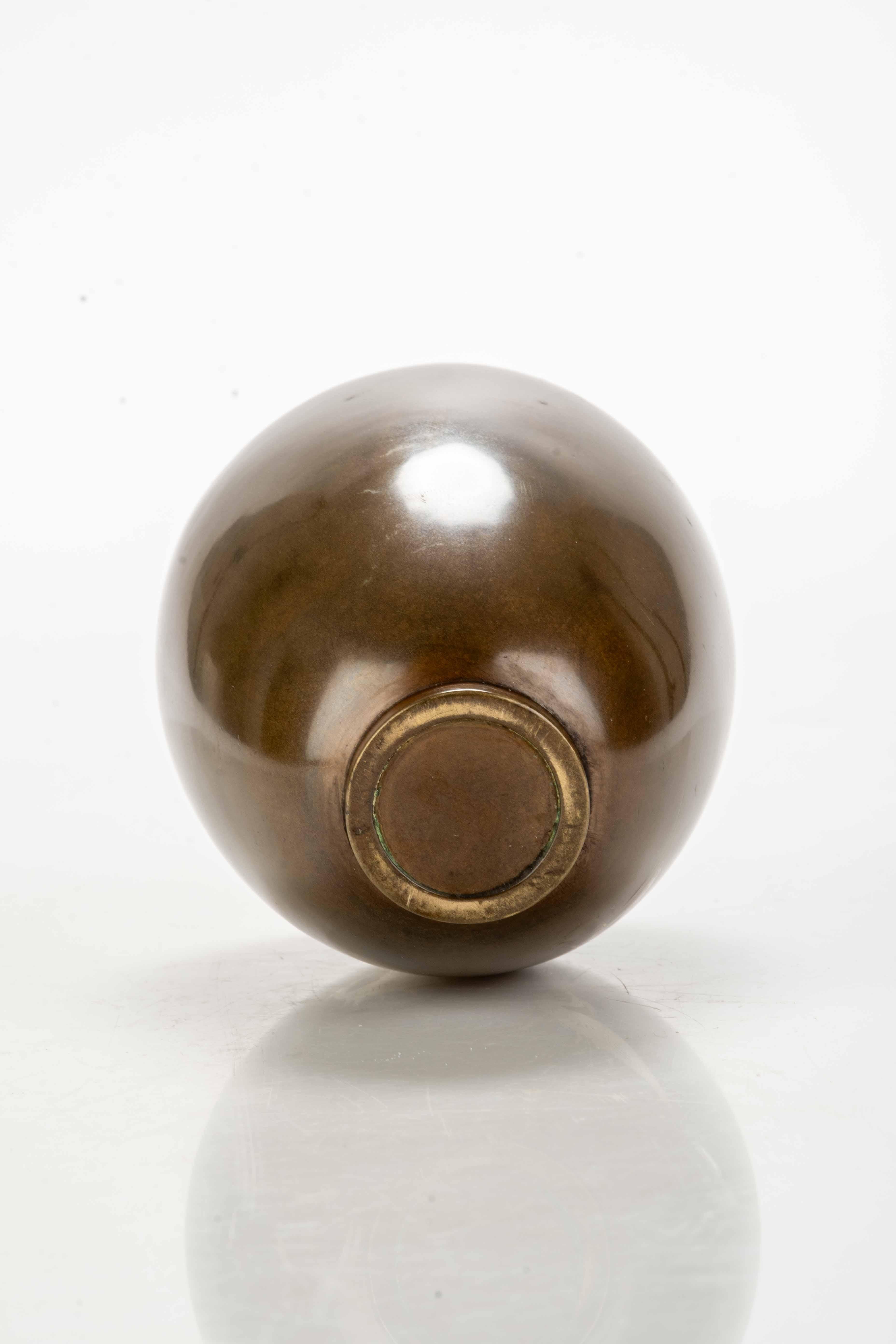 Metalwork A Japanese bronze vase with three egrets For Sale