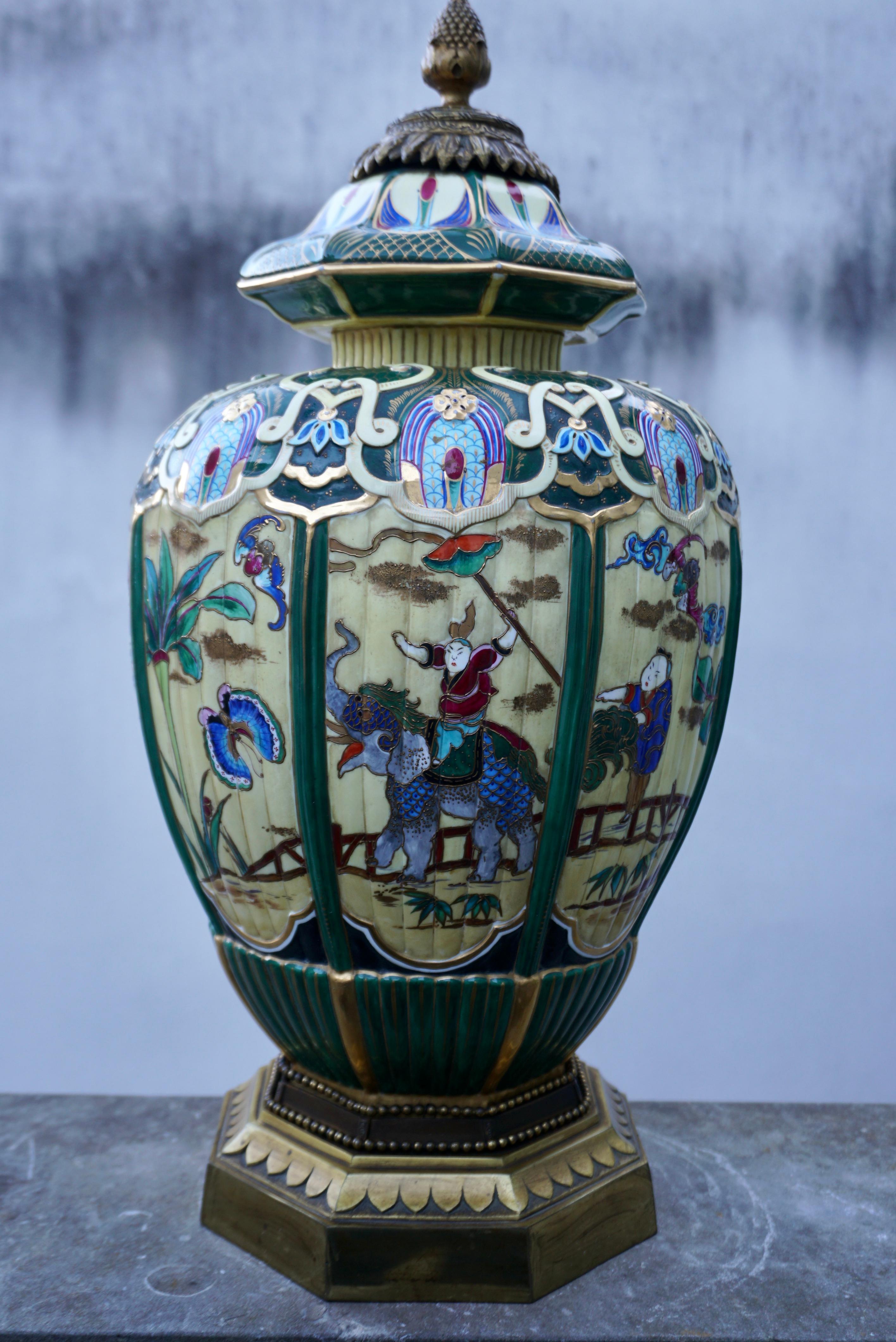 Un vase en céramique japonaise monté comme lampe en vente 3