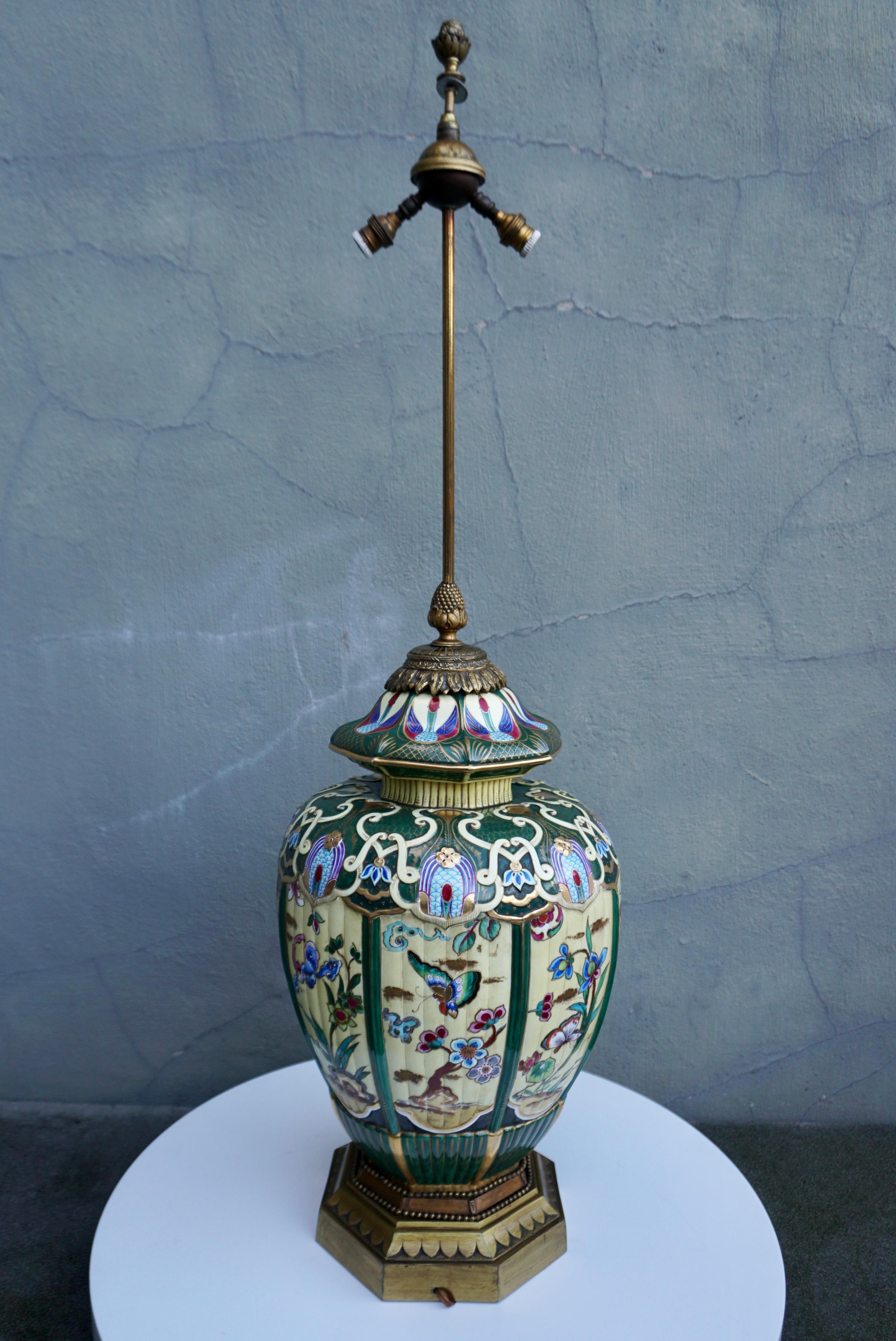 Peint à la main Un vase en céramique japonaise monté comme lampe en vente