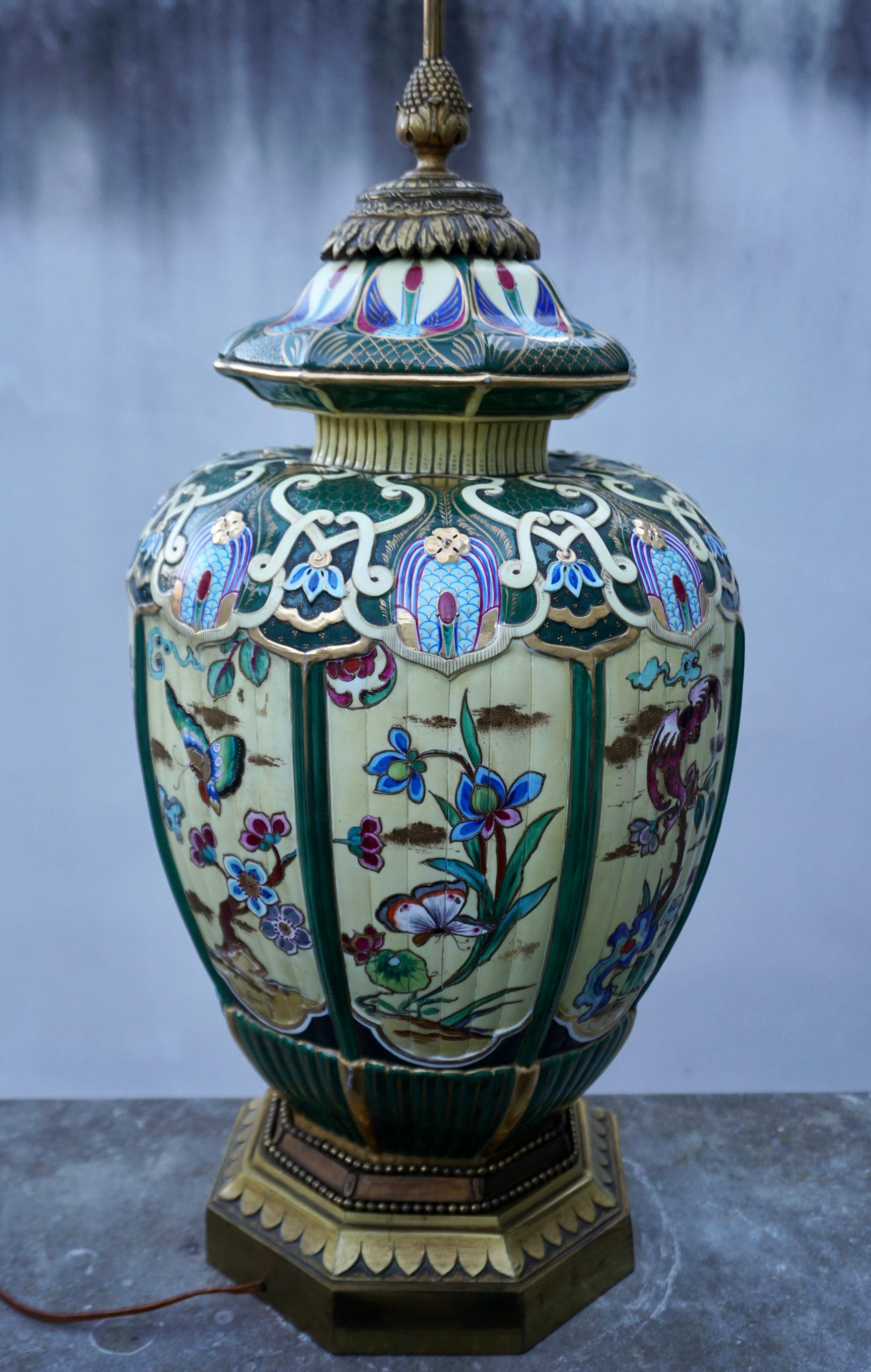 20ième siècle Un vase en céramique japonaise monté comme lampe en vente