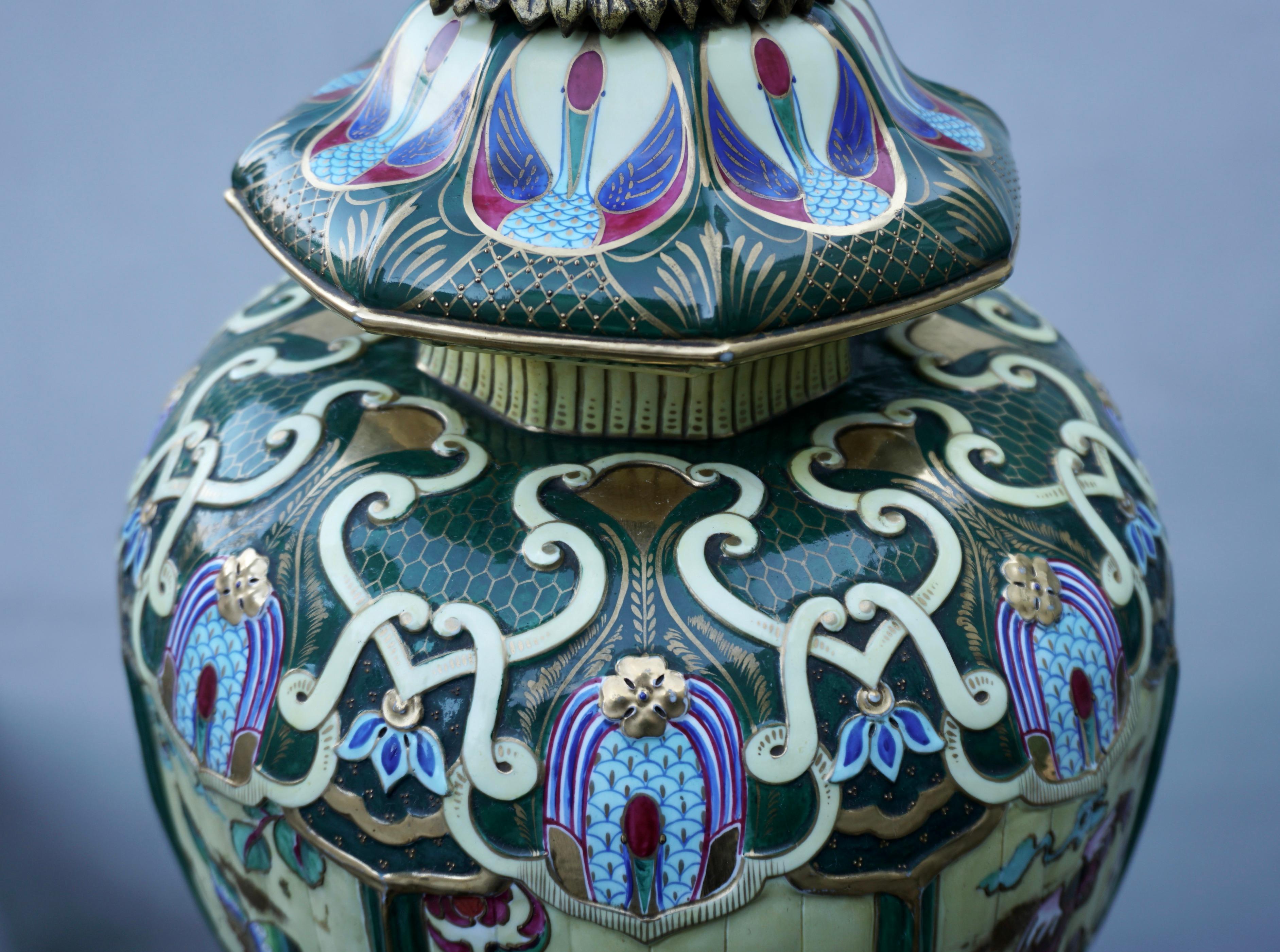 Laiton Un vase en céramique japonaise monté comme lampe en vente
