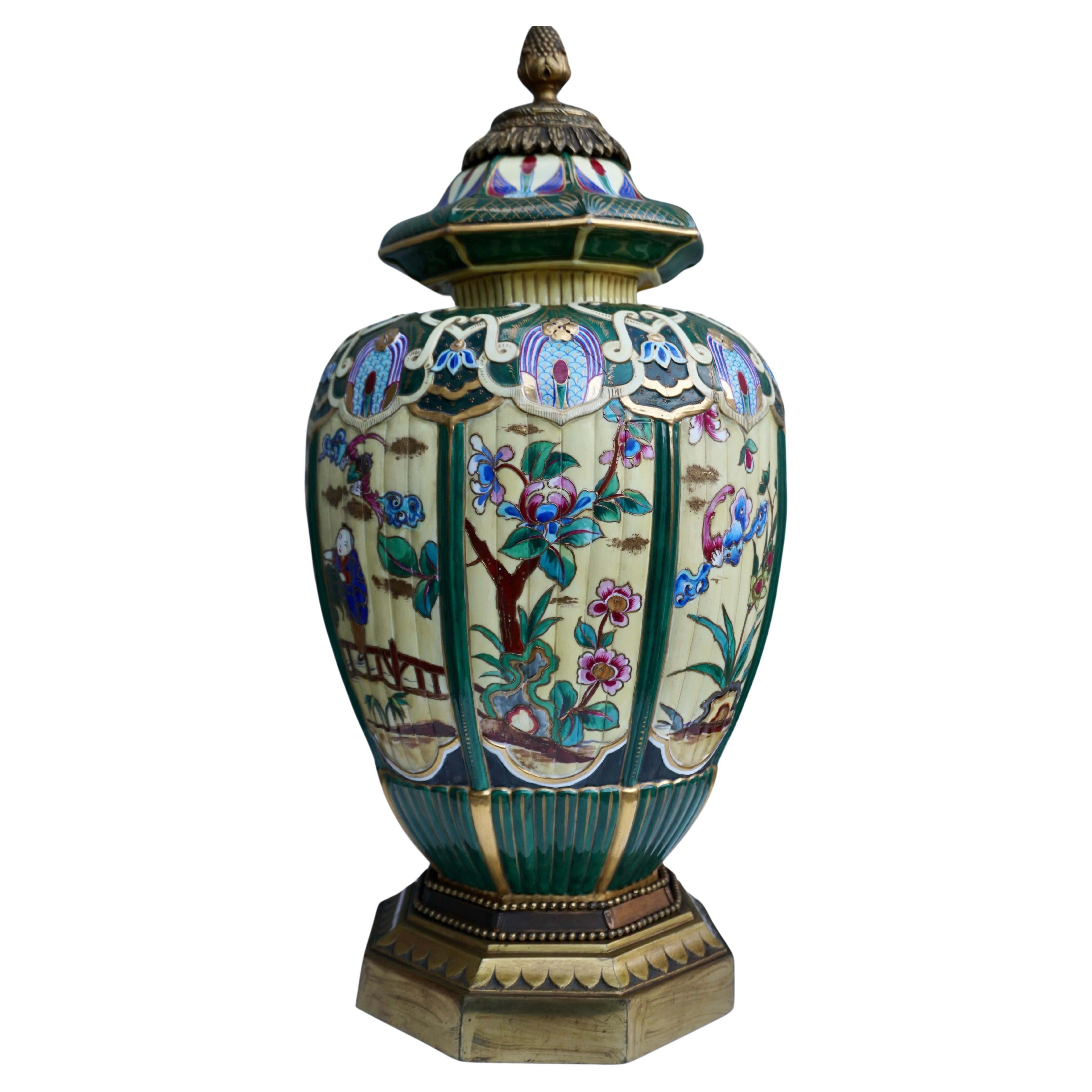Un vase en céramique japonaise monté comme lampe