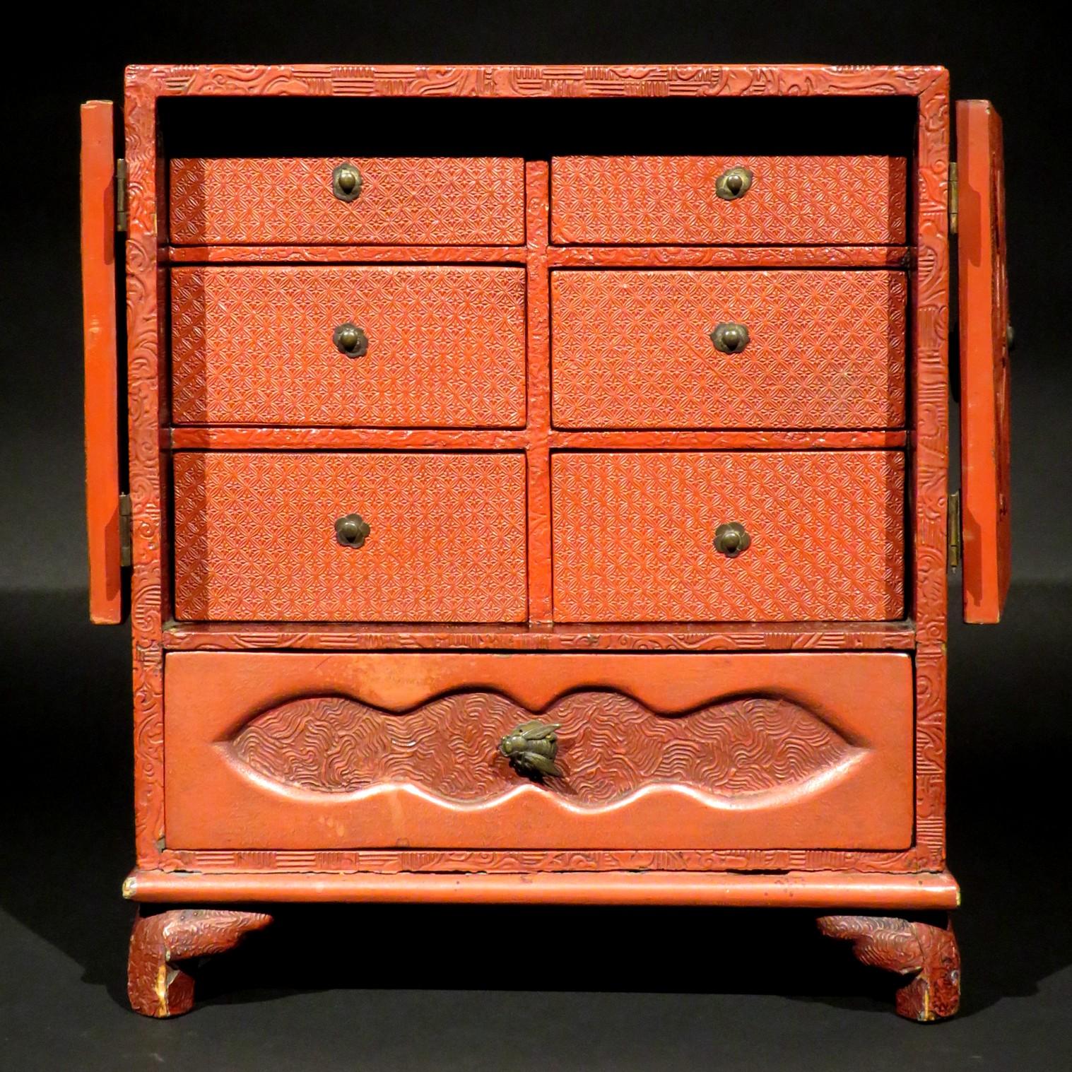 Japanese Cinnabar Scholars Cabinet, Early Taisho Period (1912-1926) For Sale 2