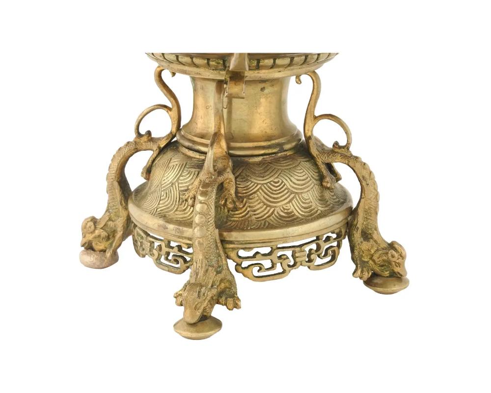 XIXe siècle Centre de table japonais monté sur bronze doré avec double dragon en émail cloisonné en vente