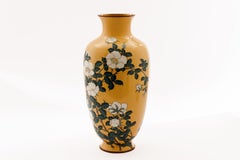 Eine japanische Cloisonne-Emaille-Vase mit Kamelien, die Kawade Shibatarō zugeschrieben wird