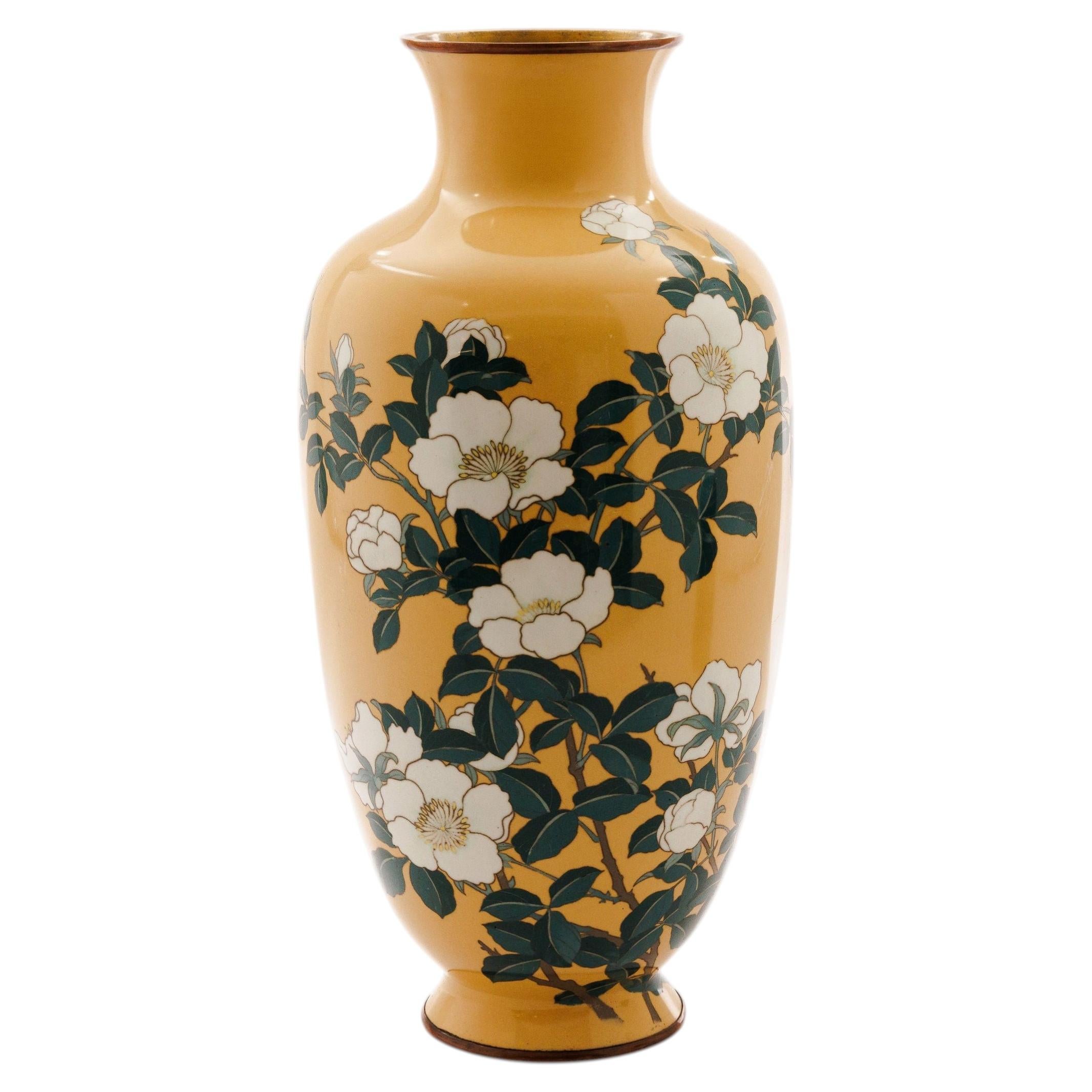 Un vaso giapponese in smalto cloisonne attribuito a Kawade Shibatarō con camelie