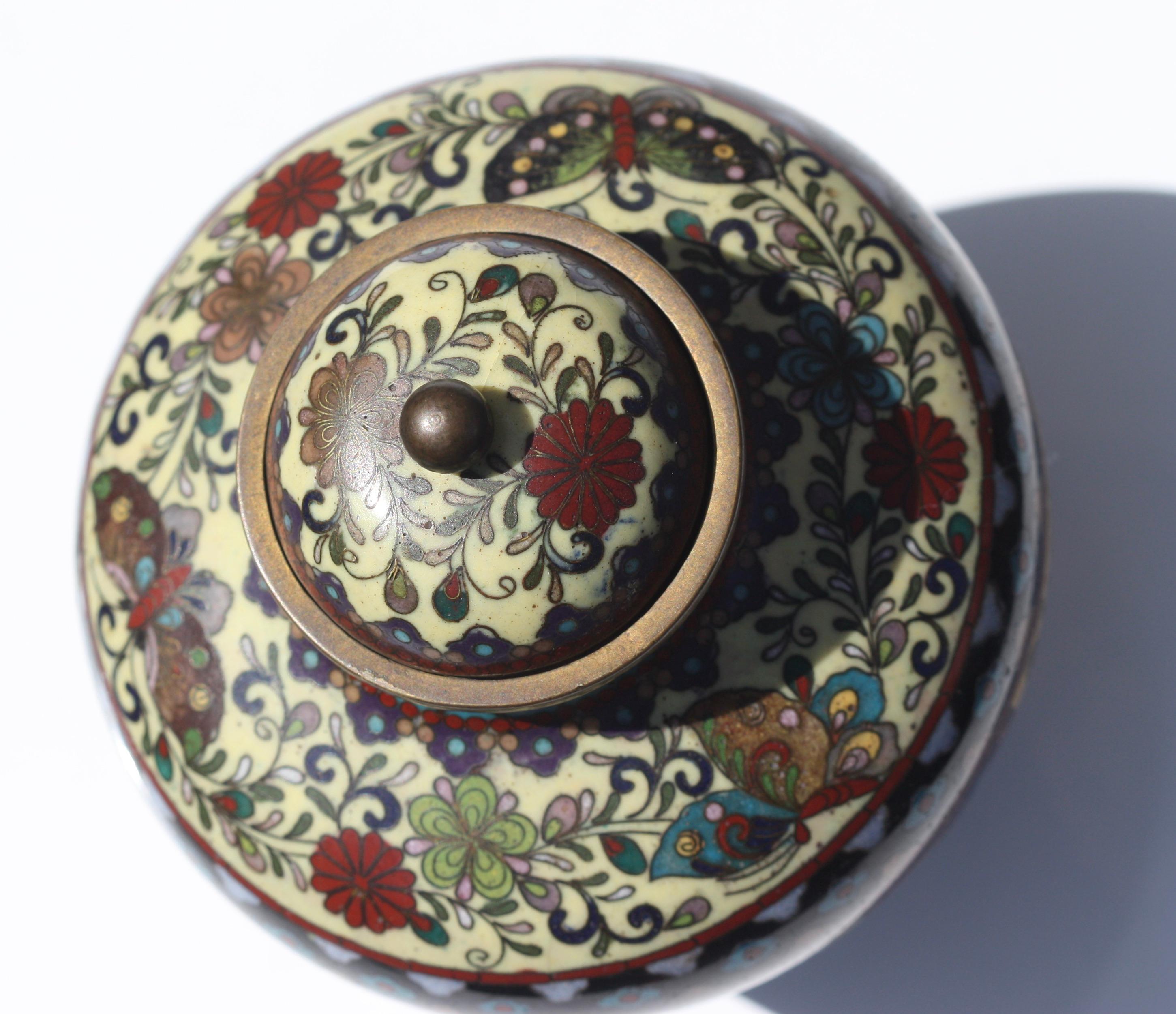 Japanese Cloisonne Vase and Cover, Meiji Period For Sale 3