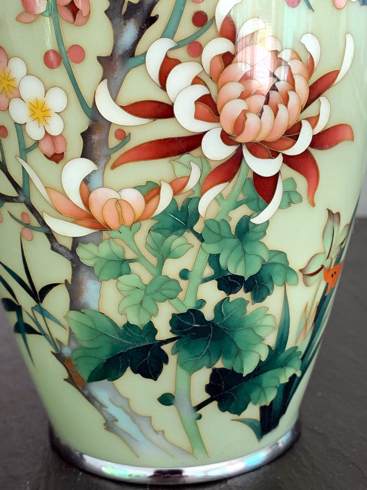 Fabriqué par Ando Jubei Company vers les années 1940 - 1950, ce vase en cloisonné japonais présente une belle couleur qui se situe entre le céladon et le jaune clair, une nuance difficile à décrire et qu'il faut voir, et  longtemps associée au jade