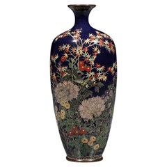 Vase cloisonné japonais décoré d
un jardin de fleurs et d
un érable