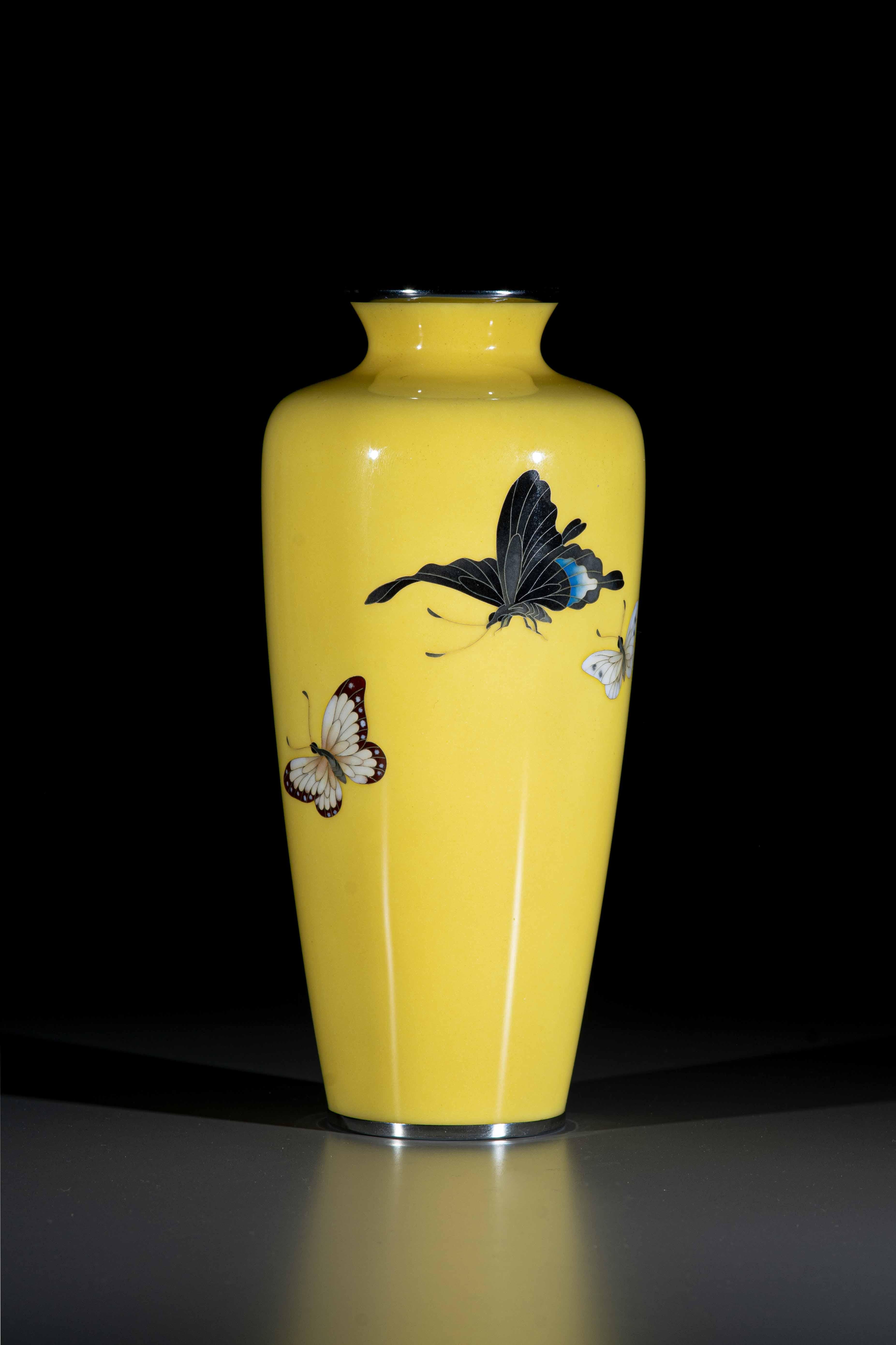 Jarrón japonés de cloisonné decorado con tres mariposas voladoras en venta 2