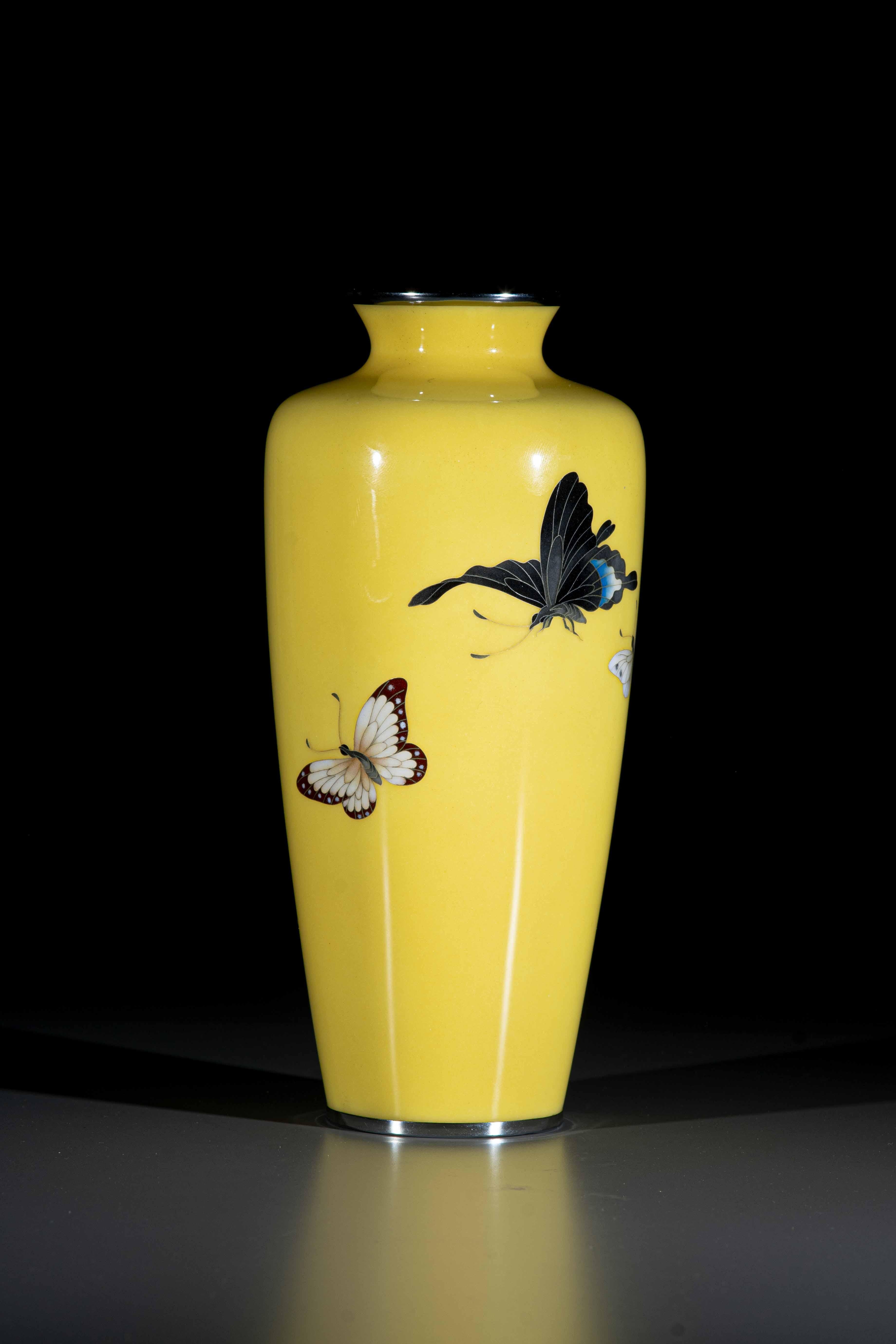 Jarrón japonés de cloisonné decorado con tres mariposas voladoras Japonés en venta