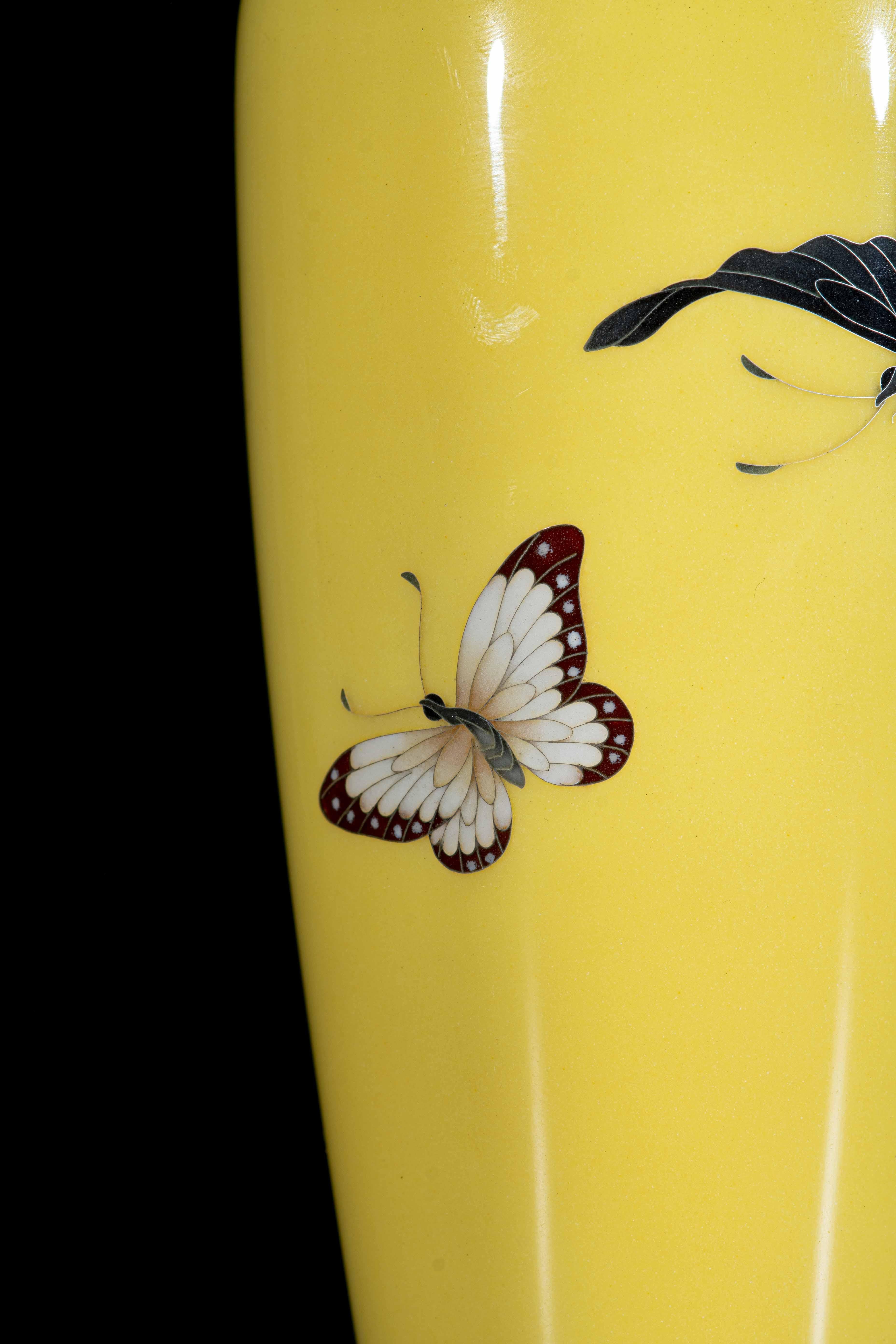 Jarrón japonés de cloisonné decorado con tres mariposas voladoras Cloissoné en venta