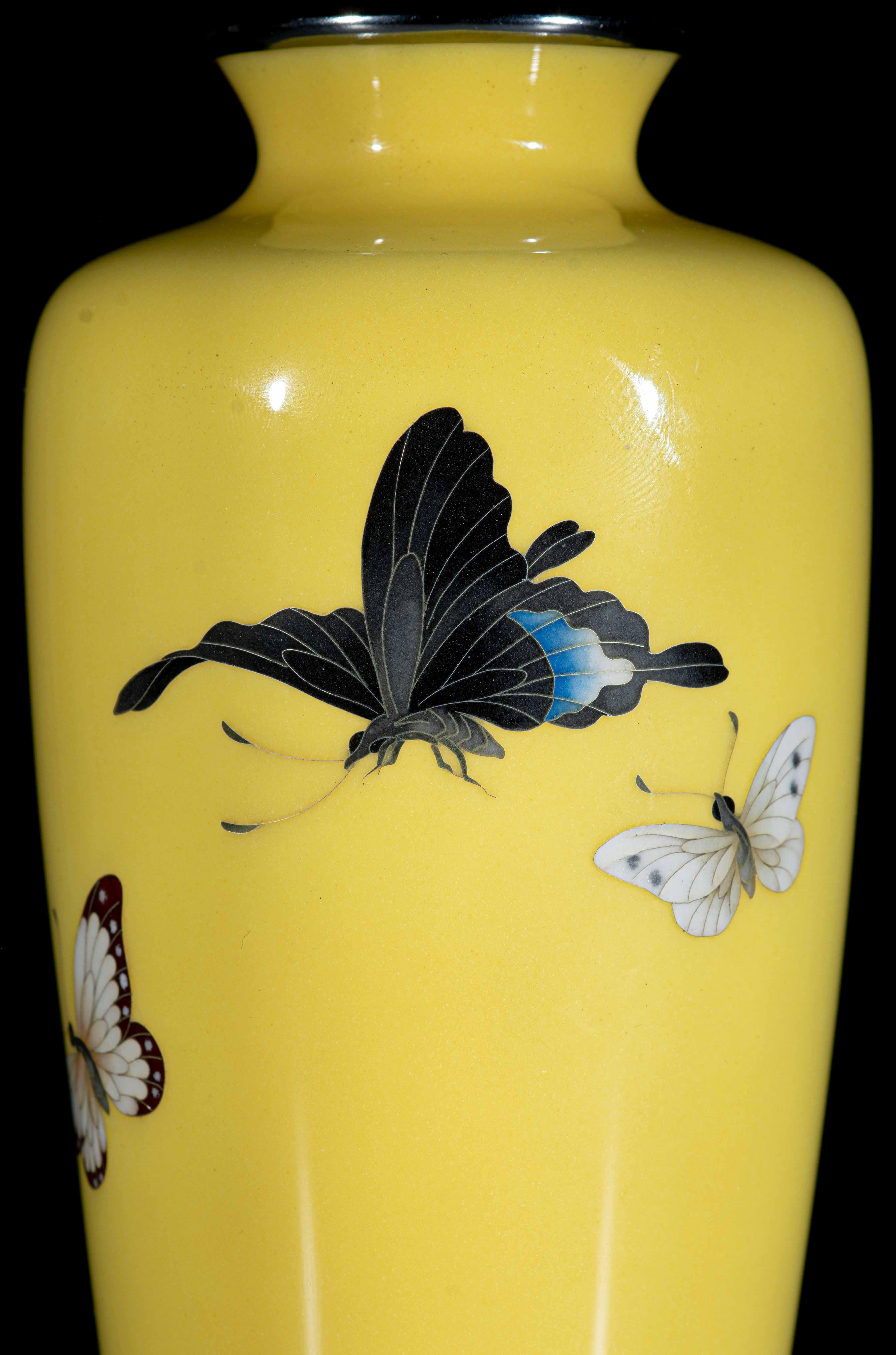 Jarrón japonés de cloisonné decorado con tres mariposas voladoras en Excelente estado para la venta en Milano, IT