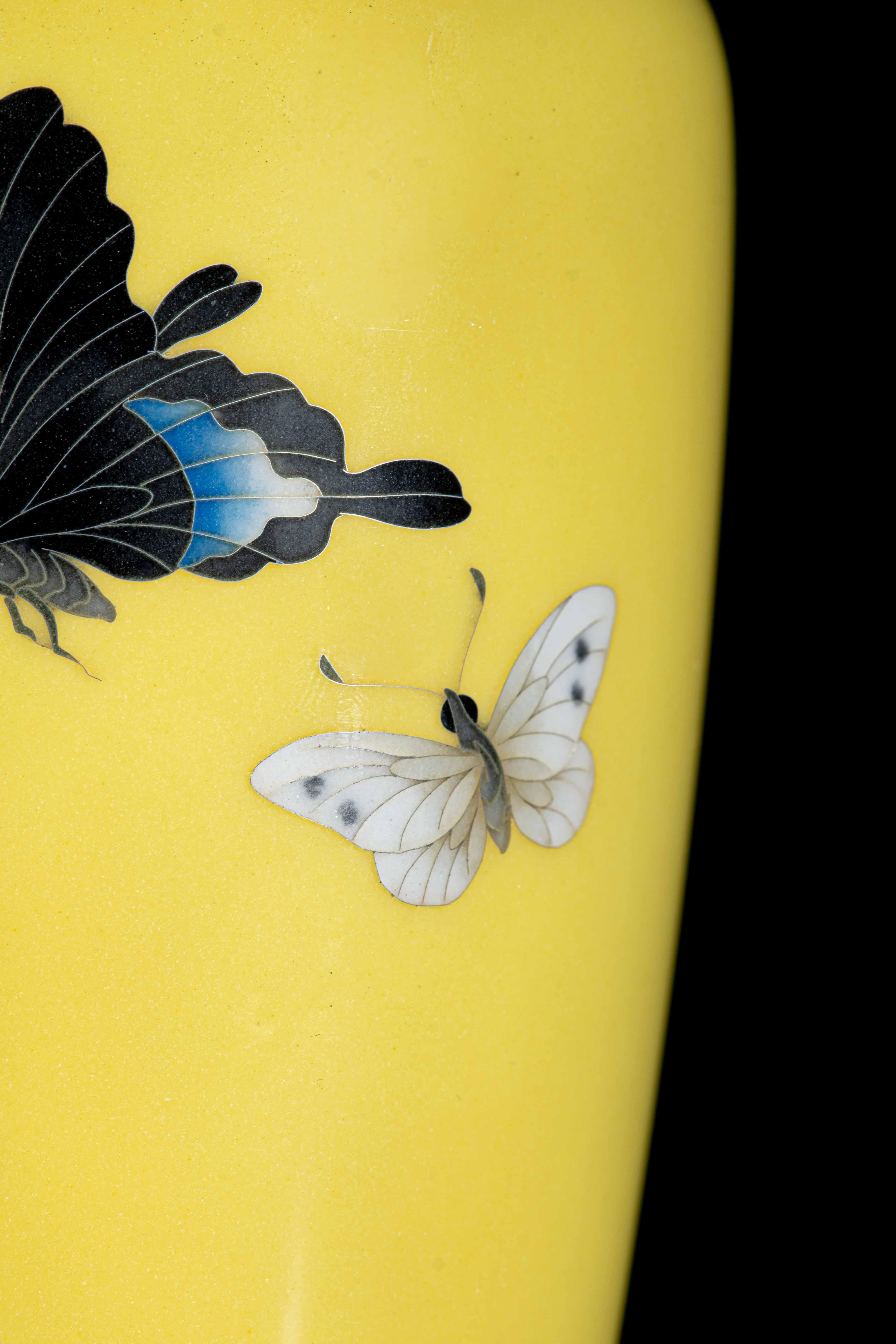 Jarrón japonés de cloisonné decorado con tres mariposas voladoras siglo XX en venta