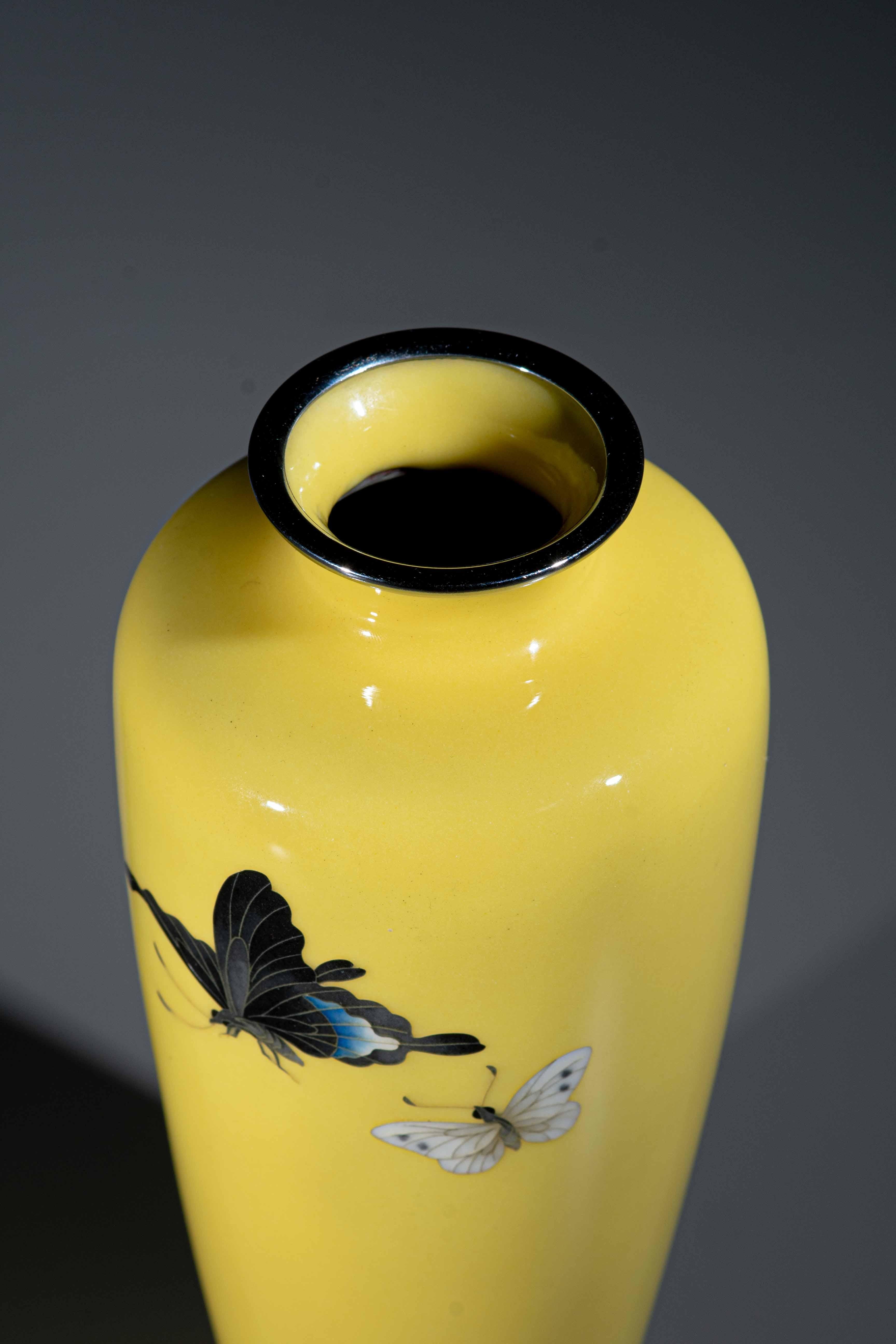 Jarrón japonés de cloisonné decorado con tres mariposas voladoras Esmalte en venta