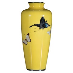 Jarrón japonés de cloisonné decorado con tres mariposas voladoras