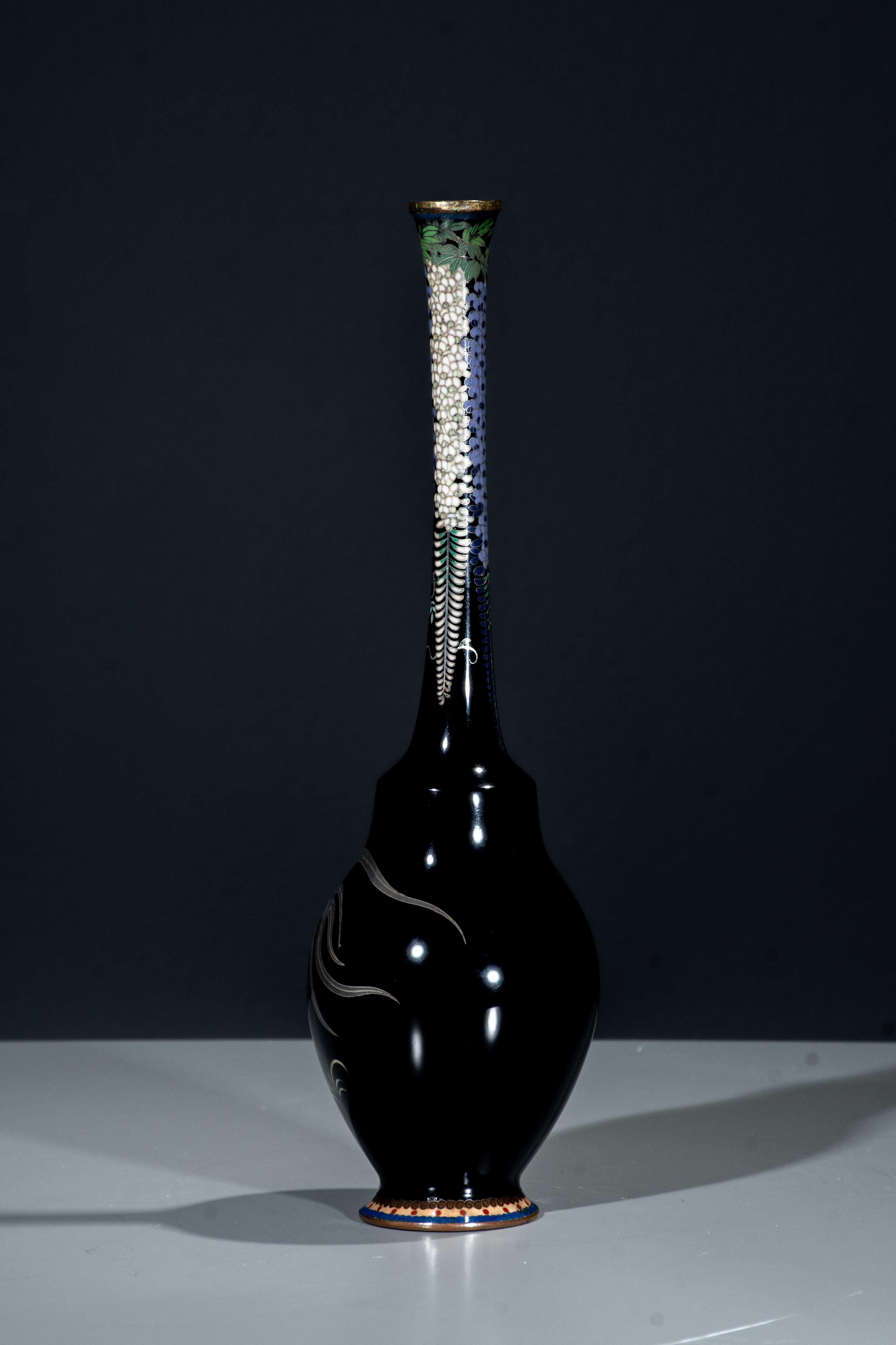 Japonais Vase cloisonné japonais représentant un coq et une poule en vente