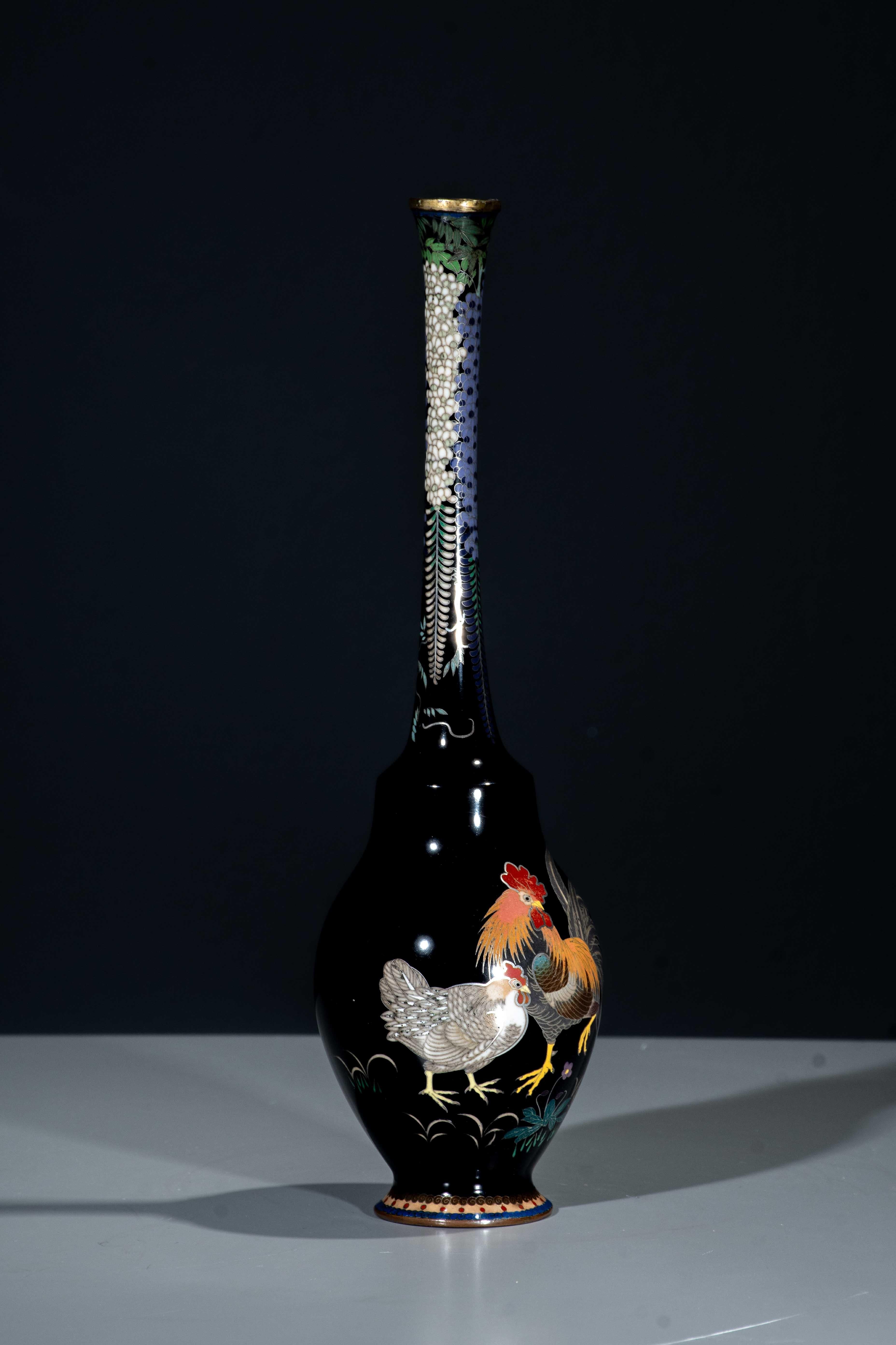 Cloisonné Vase cloisonné japonais représentant un coq et une poule en vente