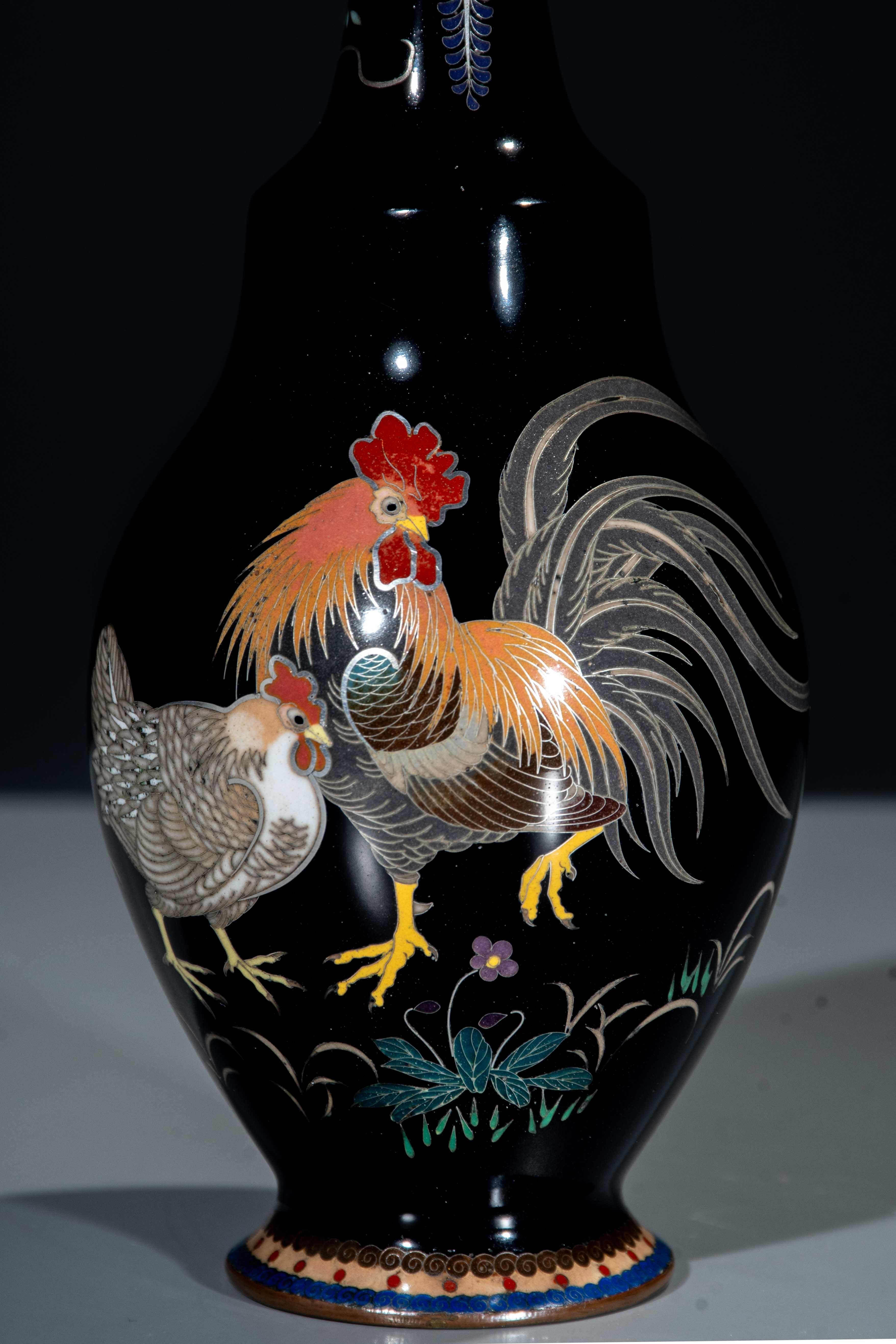 Vase cloisonné japonais représentant un coq et une poule Excellent état - En vente à Milano, IT