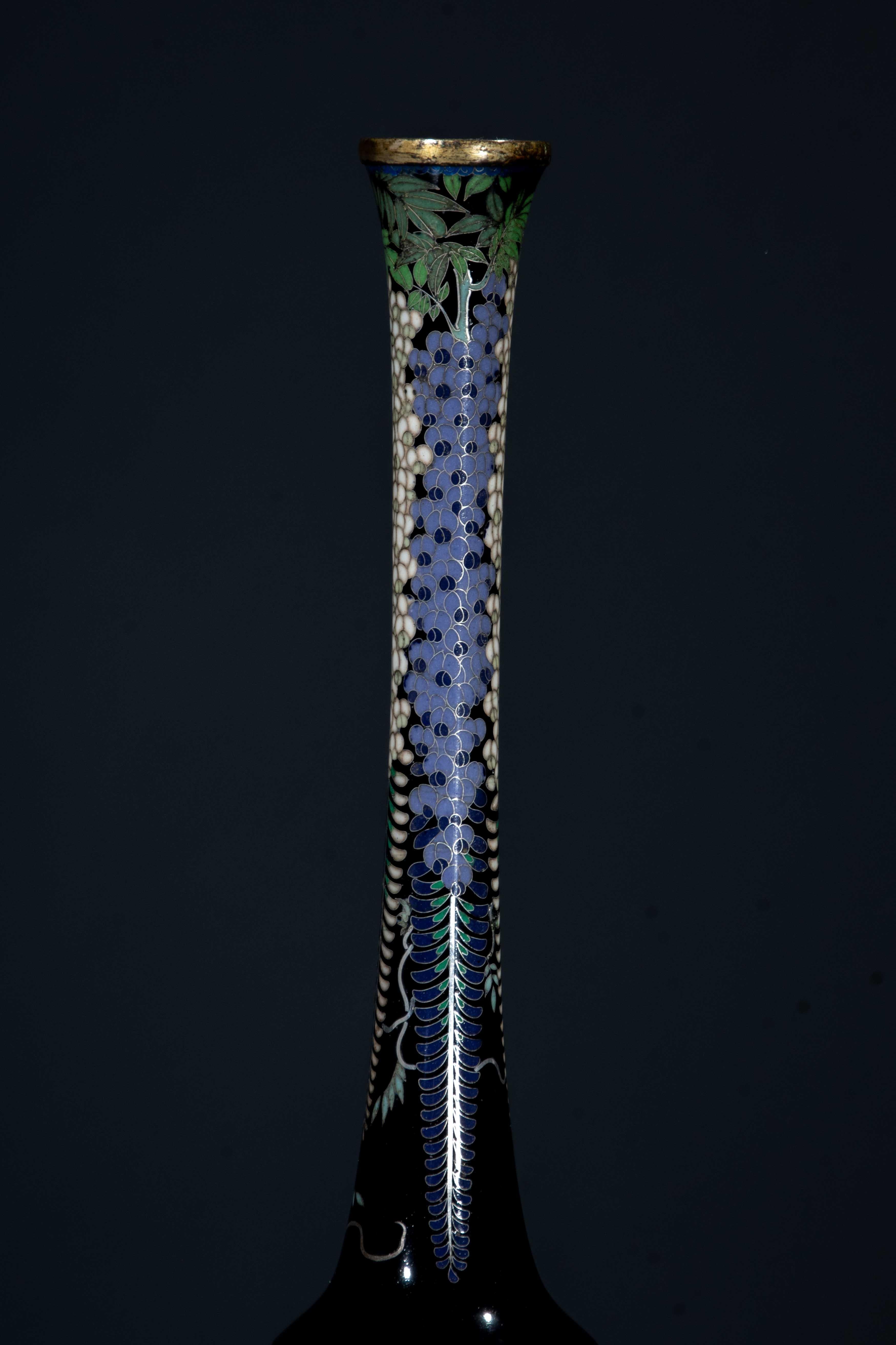 XIXe siècle Vase cloisonné japonais représentant un coq et une poule en vente