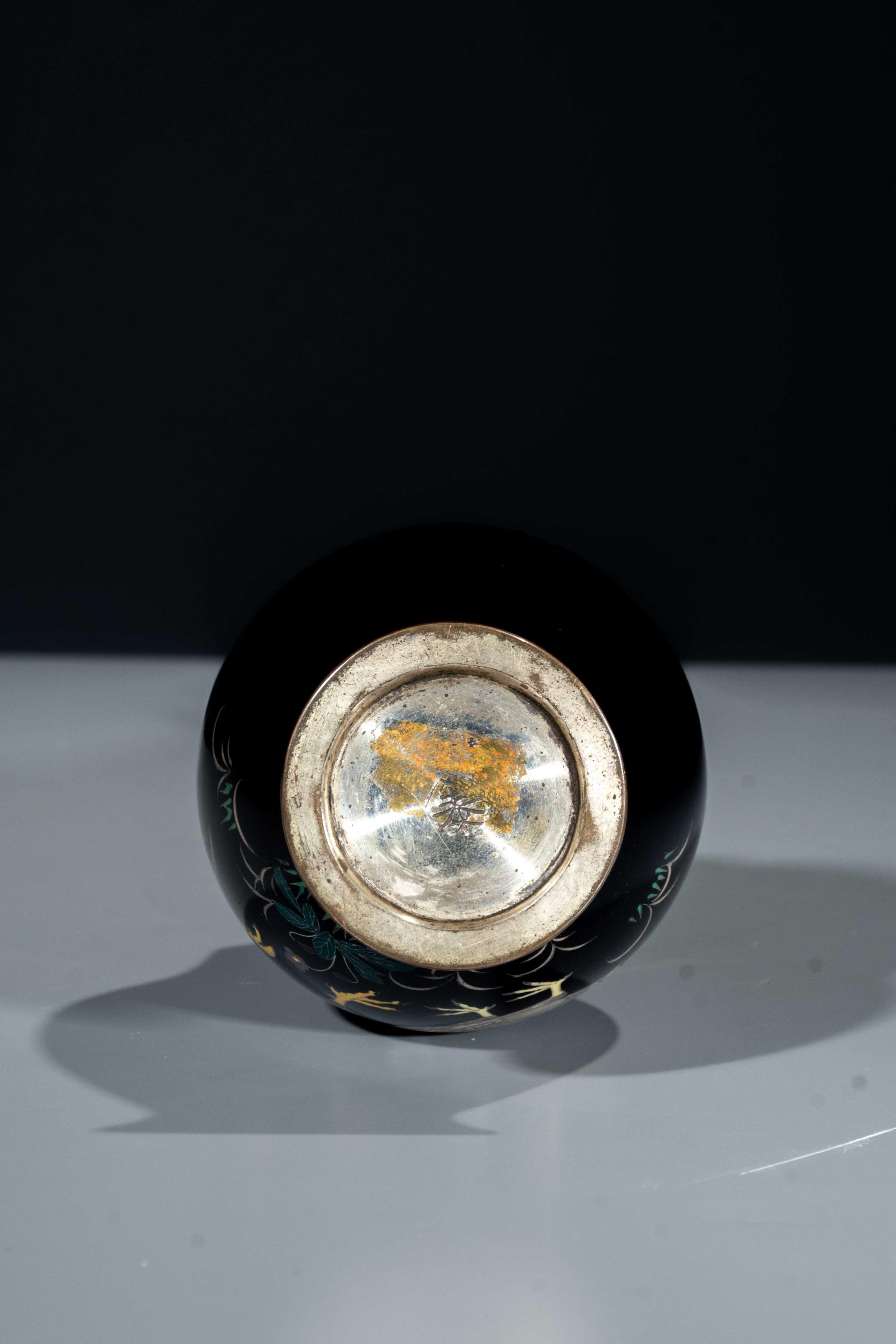 Émail Vase cloisonné japonais représentant un coq et une poule en vente