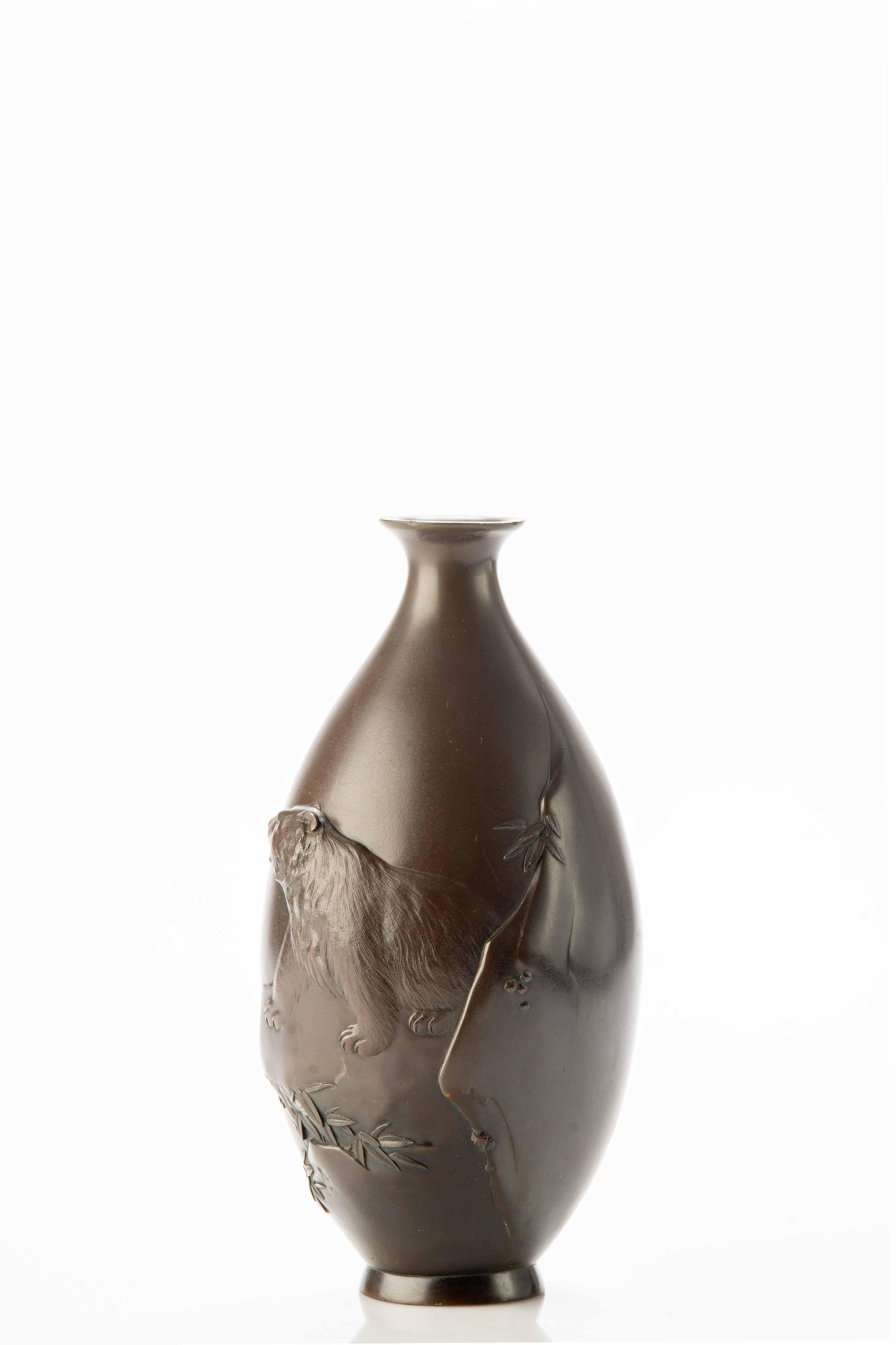 Embossed A Japanese drop-shaped bronze vase with a majestic bear in relief For Sale