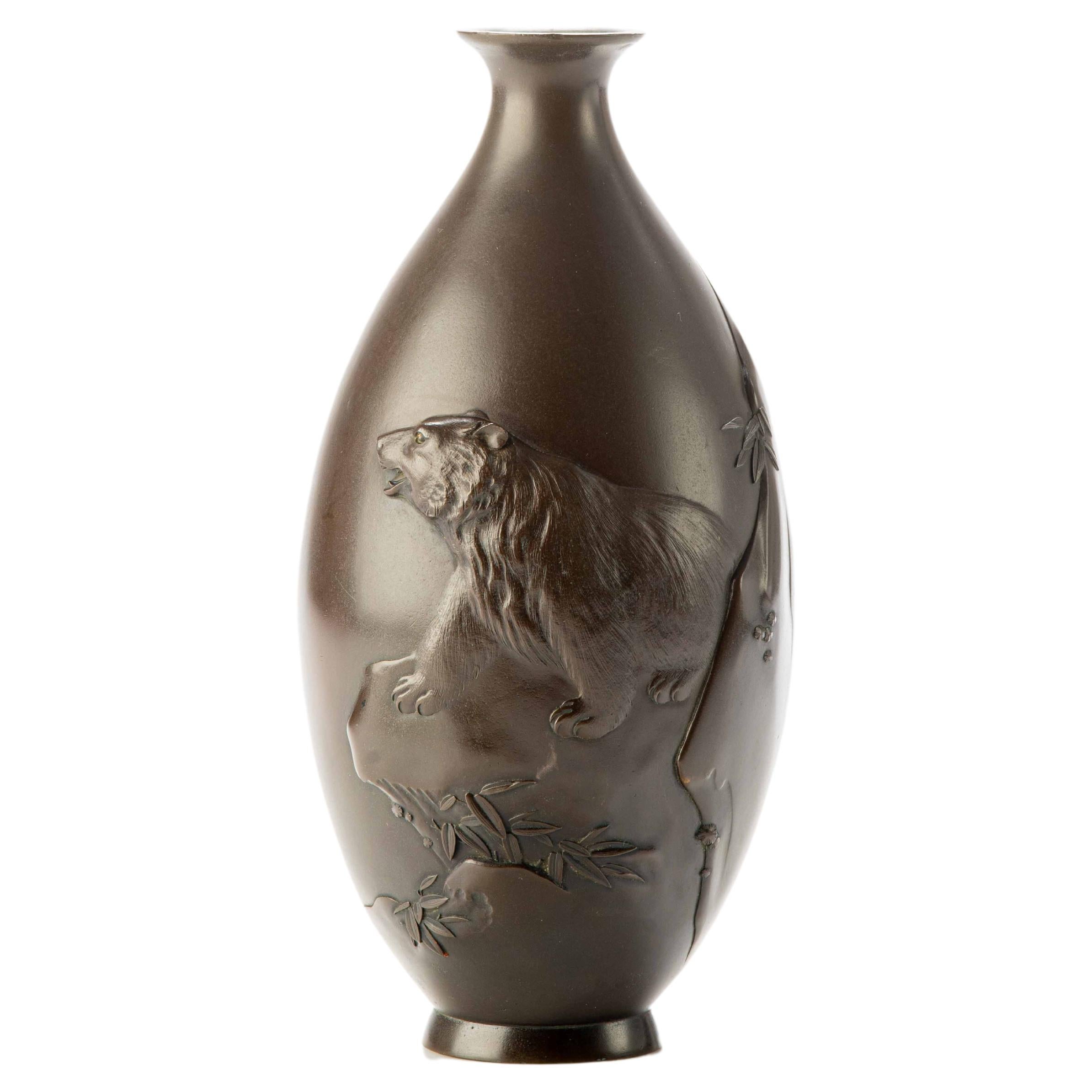 A Japanese drop-shaped bronze vase with a majestic bear in relief For Sale